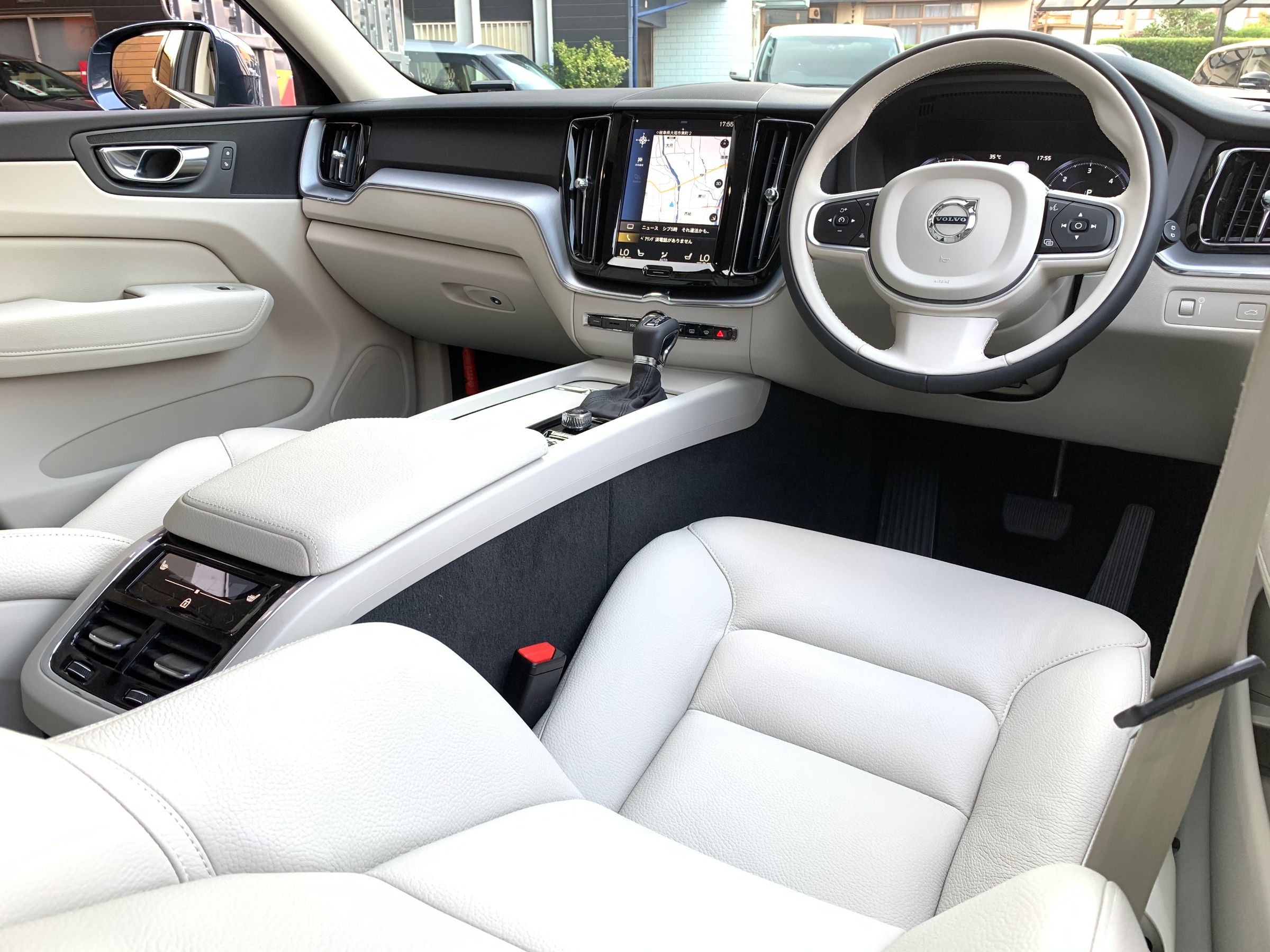 ボルボ　ＸＣ６０　Ｄ４　ＡＷＤ　モメンタム　クライメイトパッケージ