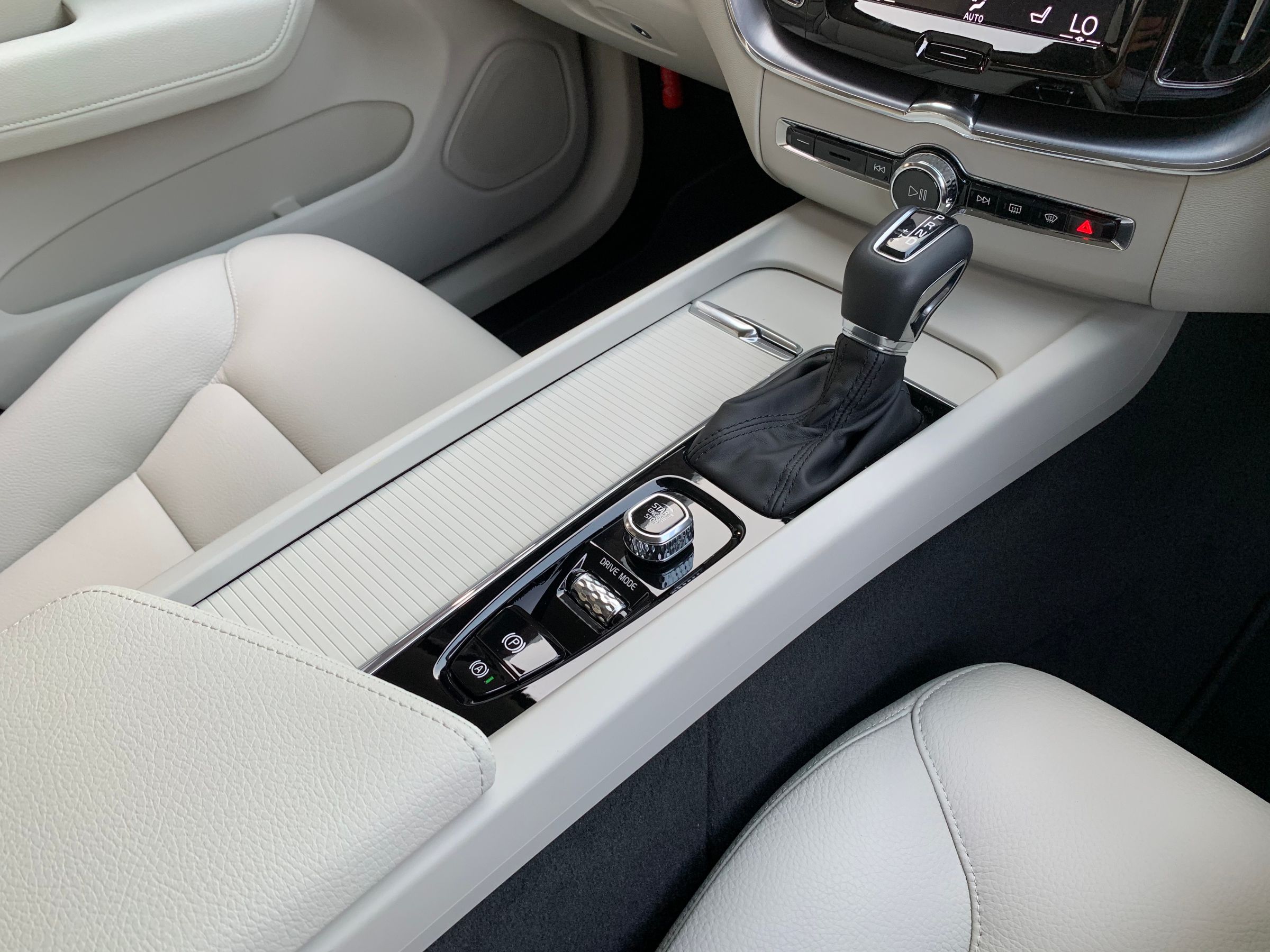 ボルボ　ＸＣ６０　Ｄ４　ＡＷＤ　モメンタム　クライメイトパッケージ