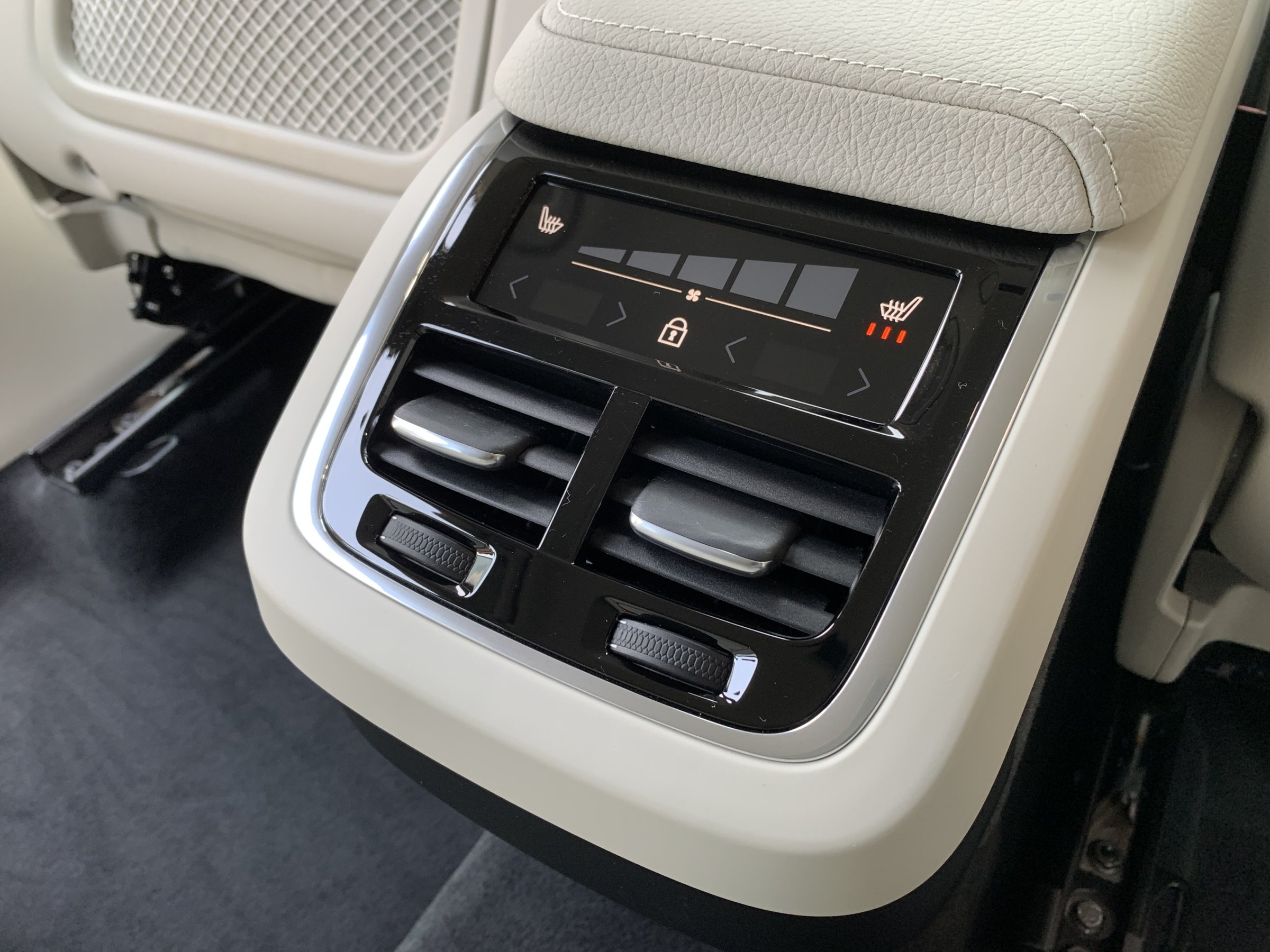 ボルボ　ＸＣ６０　Ｄ４　ＡＷＤ　モメンタム　クライメイトパッケージ