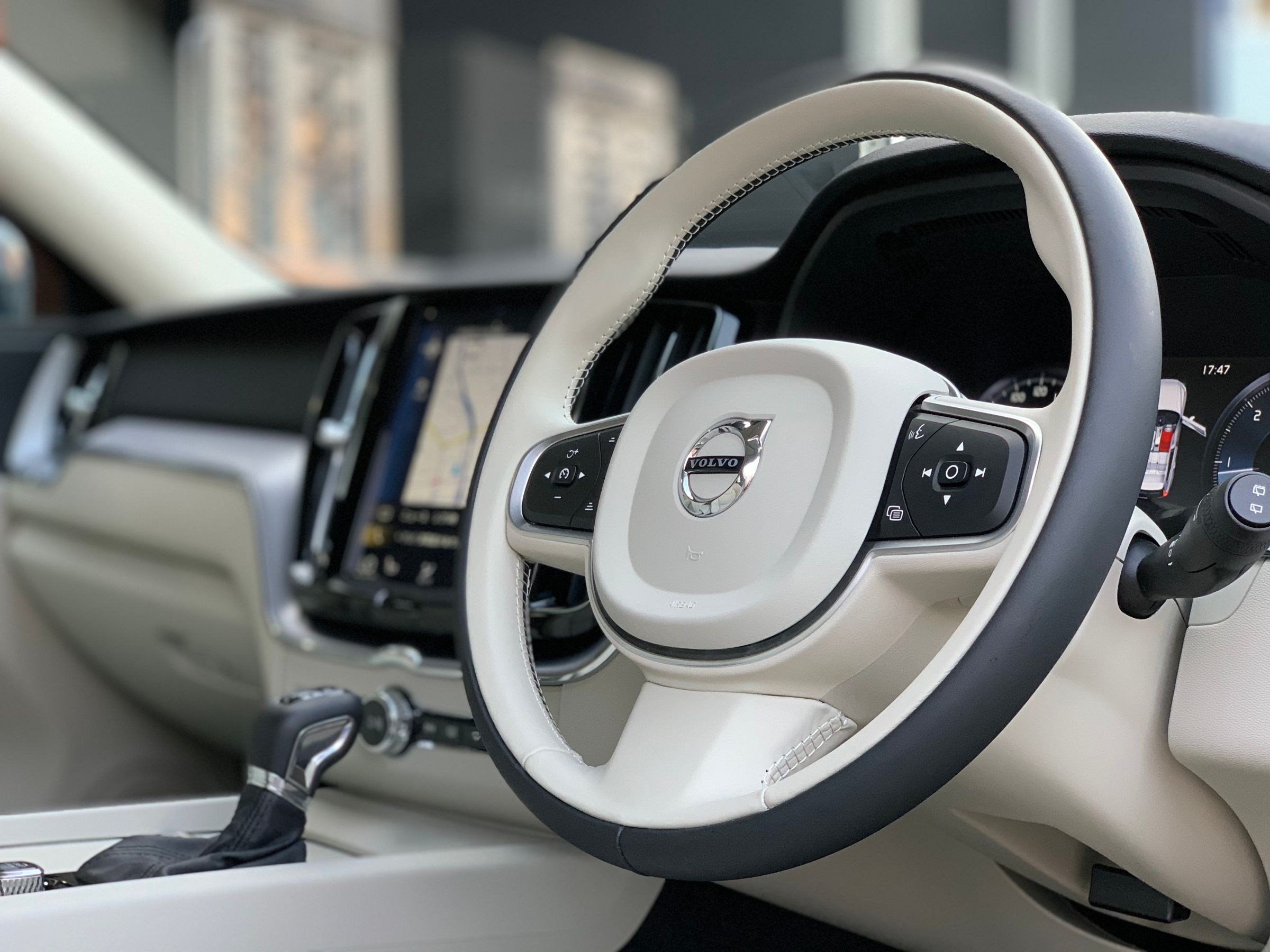 ボルボ　ＸＣ６０　Ｄ４　ＡＷＤ　モメンタム　クライメイトパッケージ