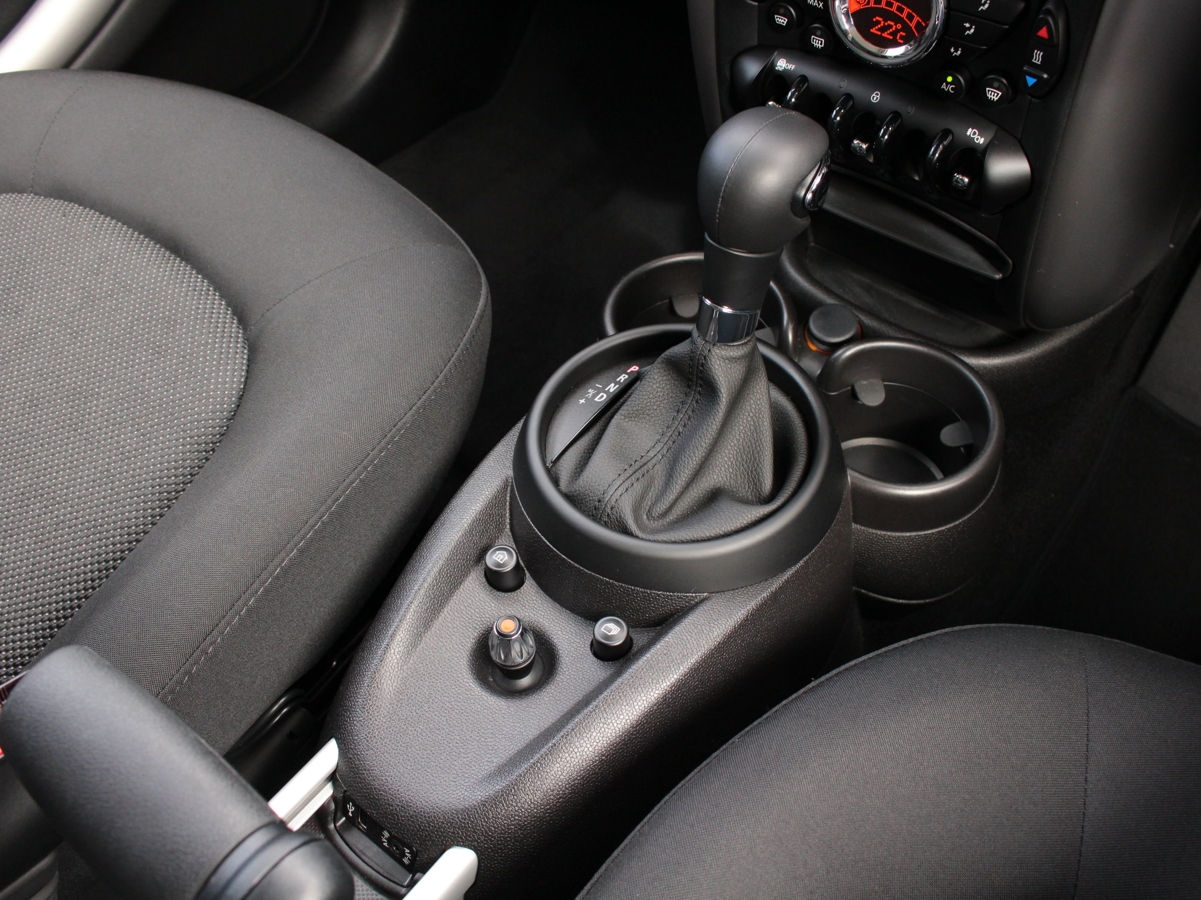 ＢＭＷ　ＭＩＮＩ　クーパーＤ　クロスオーバー　ブラックデザインパッケージ