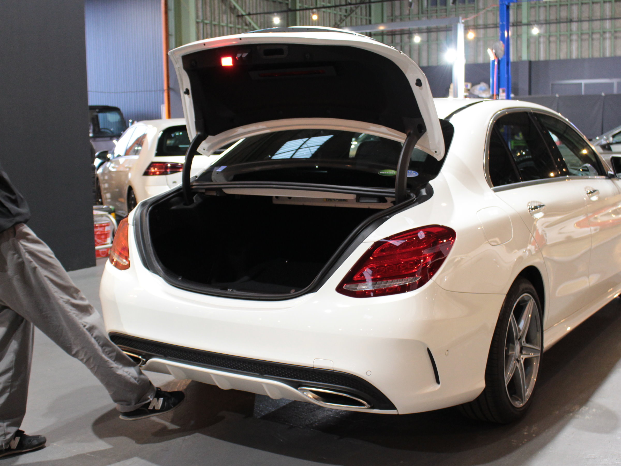 メルセデスベンツ　Ｃ２００　アバンギャルド　ＡＭＧライン