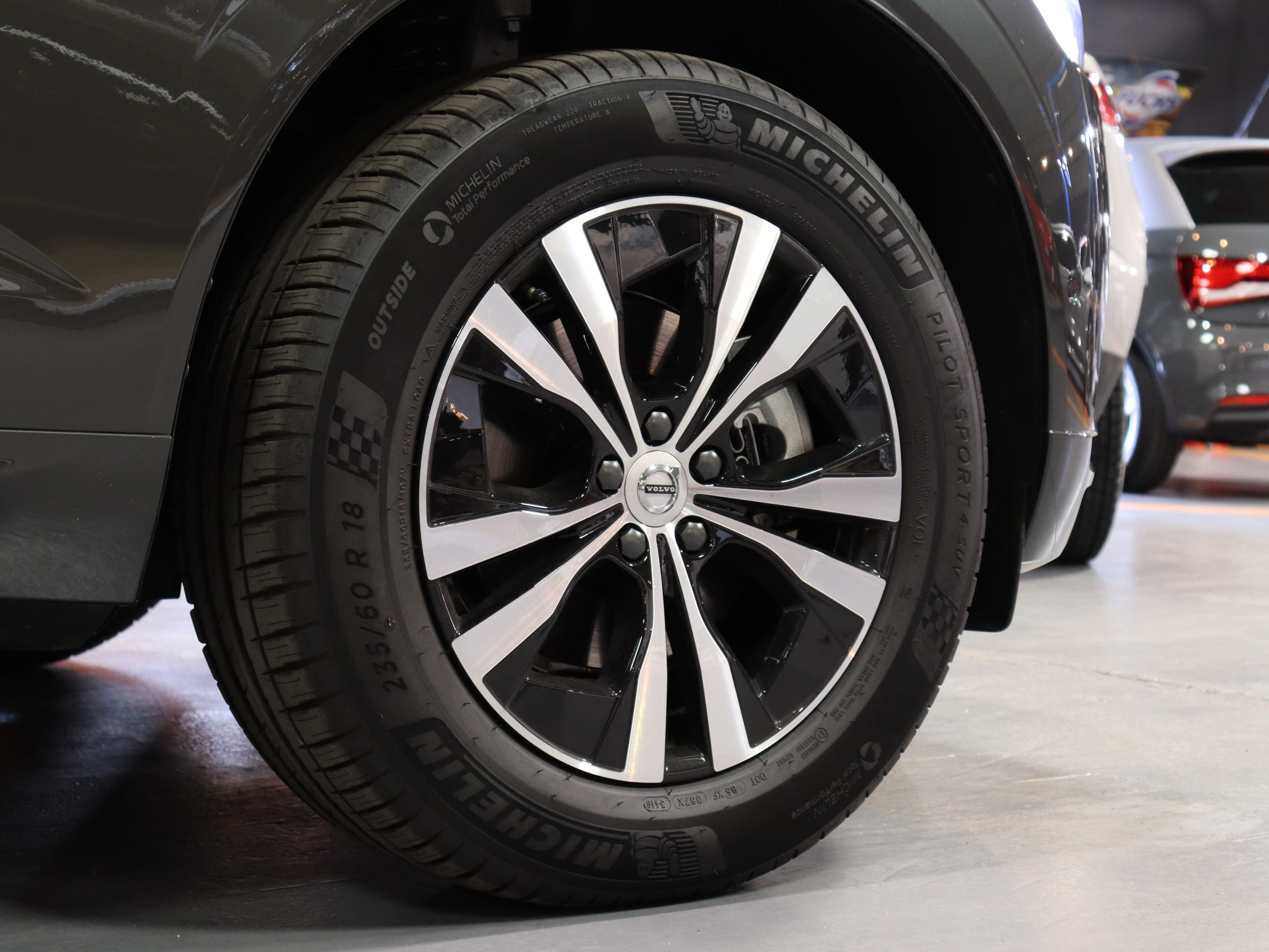 ボルボ　ＸＣ６０　Ｄ４　４ＷＤ　モメンタム