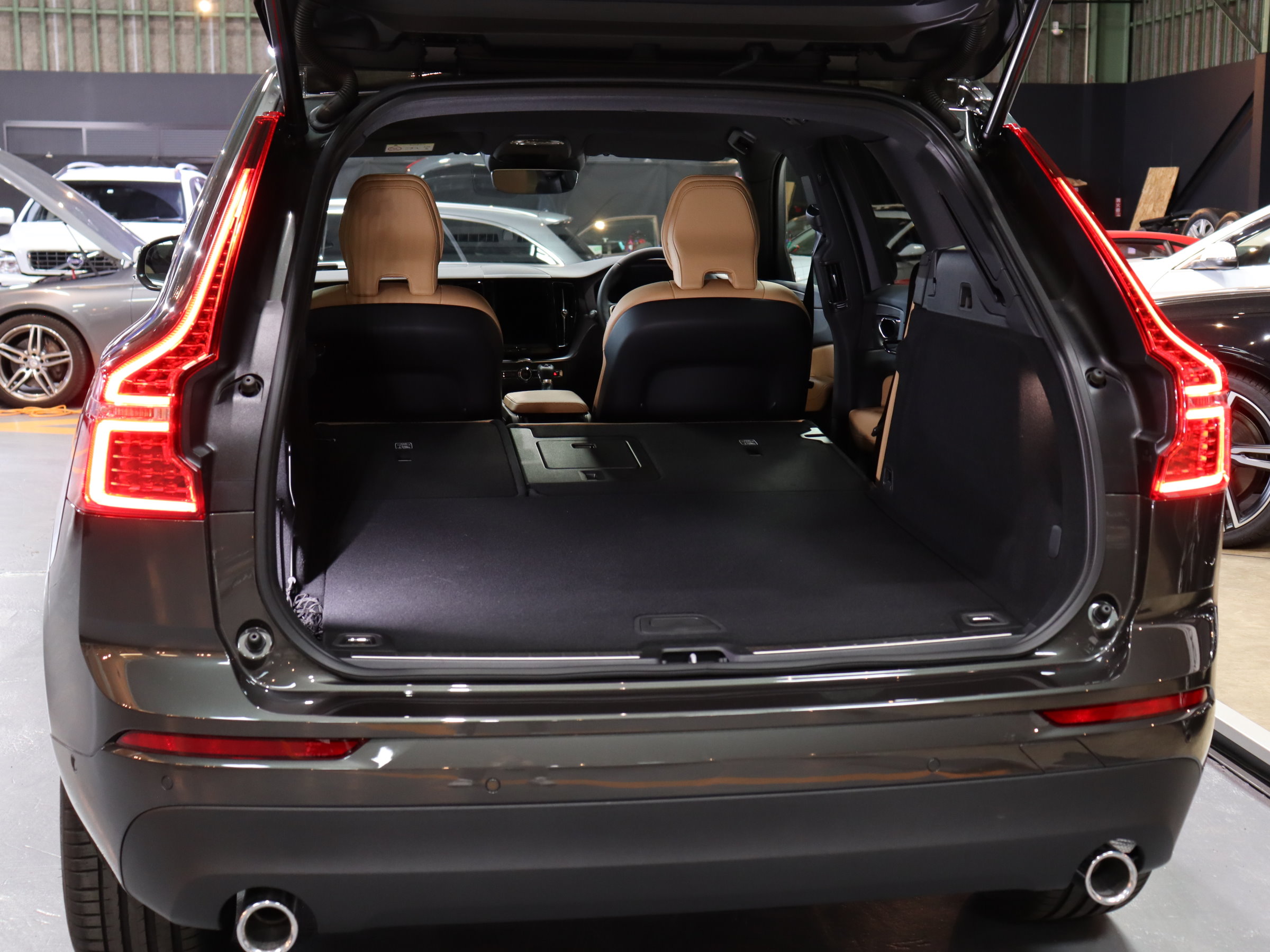 ボルボ　ＸＣ６０　Ｄ４　４ＷＤ　モメンタム