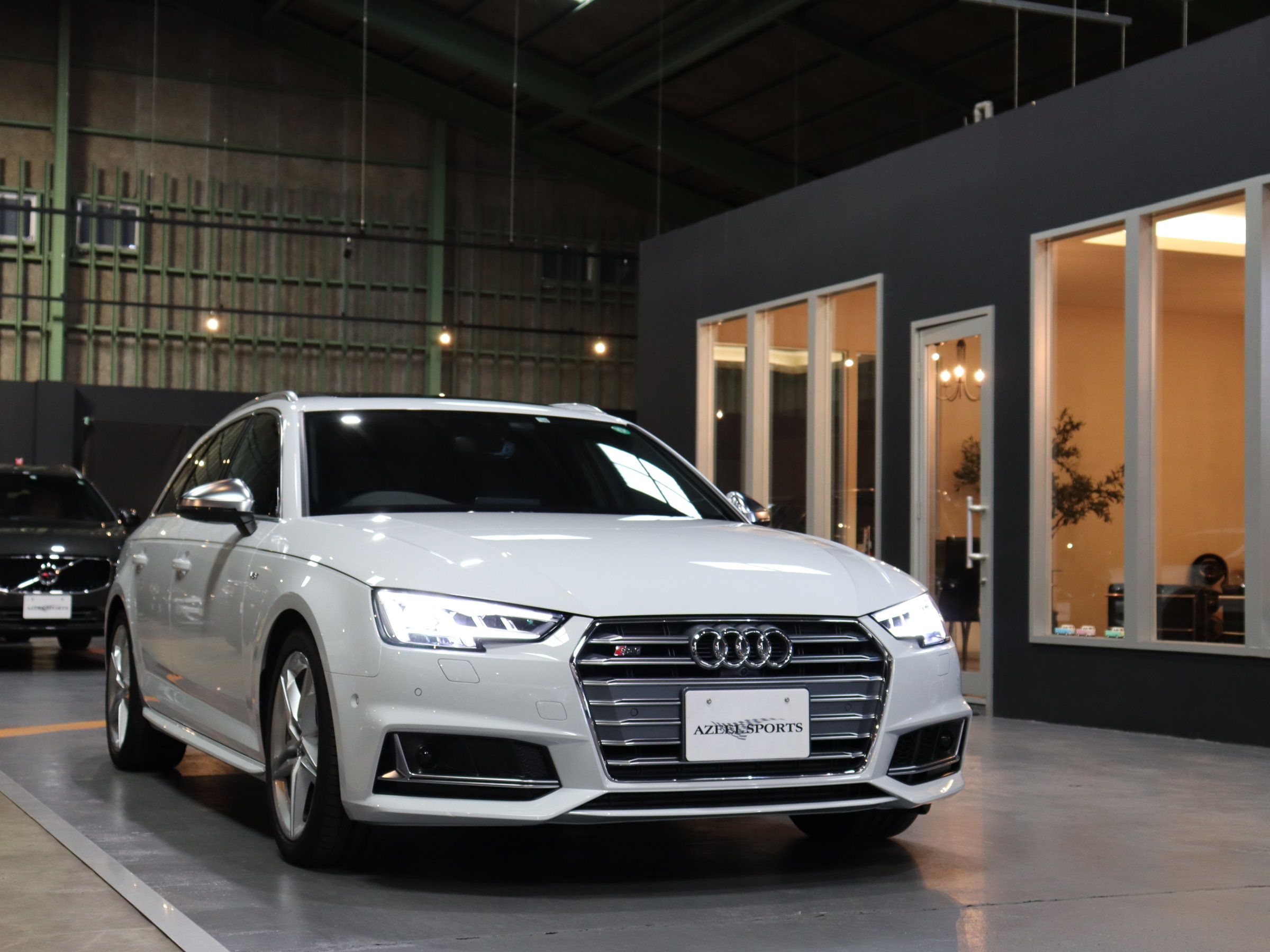 アウディ　Ｓ４アバント　レザーパッケージ／パノラマサンルーフ