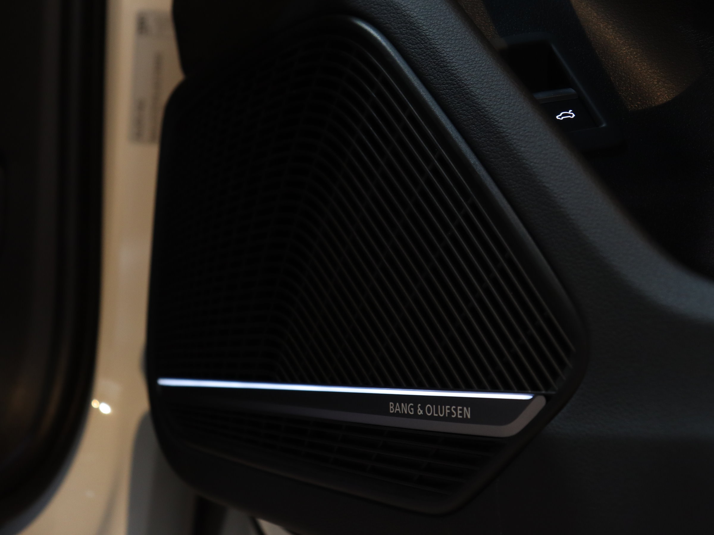 アウディ　Ｓ４アバント　レザーパッケージ／パノラマサンルーフ