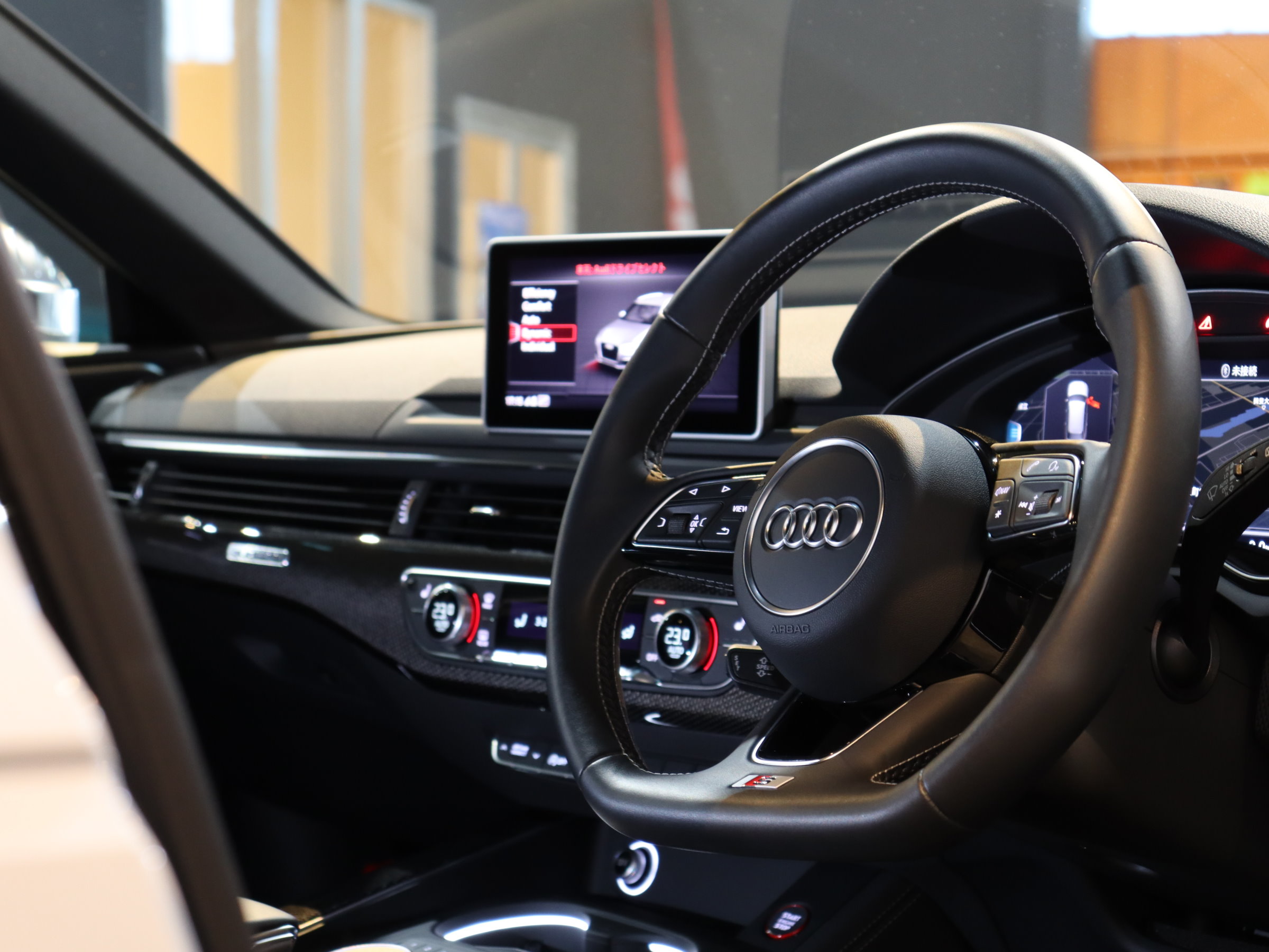 アウディ　Ｓ４アバント　レザーパッケージ／パノラマサンルーフ