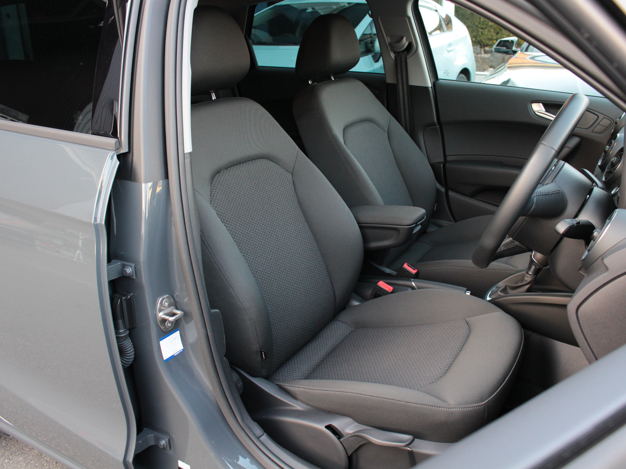 アウディ　Ａ１スポーツバック　１．０ＴＦＳＩ