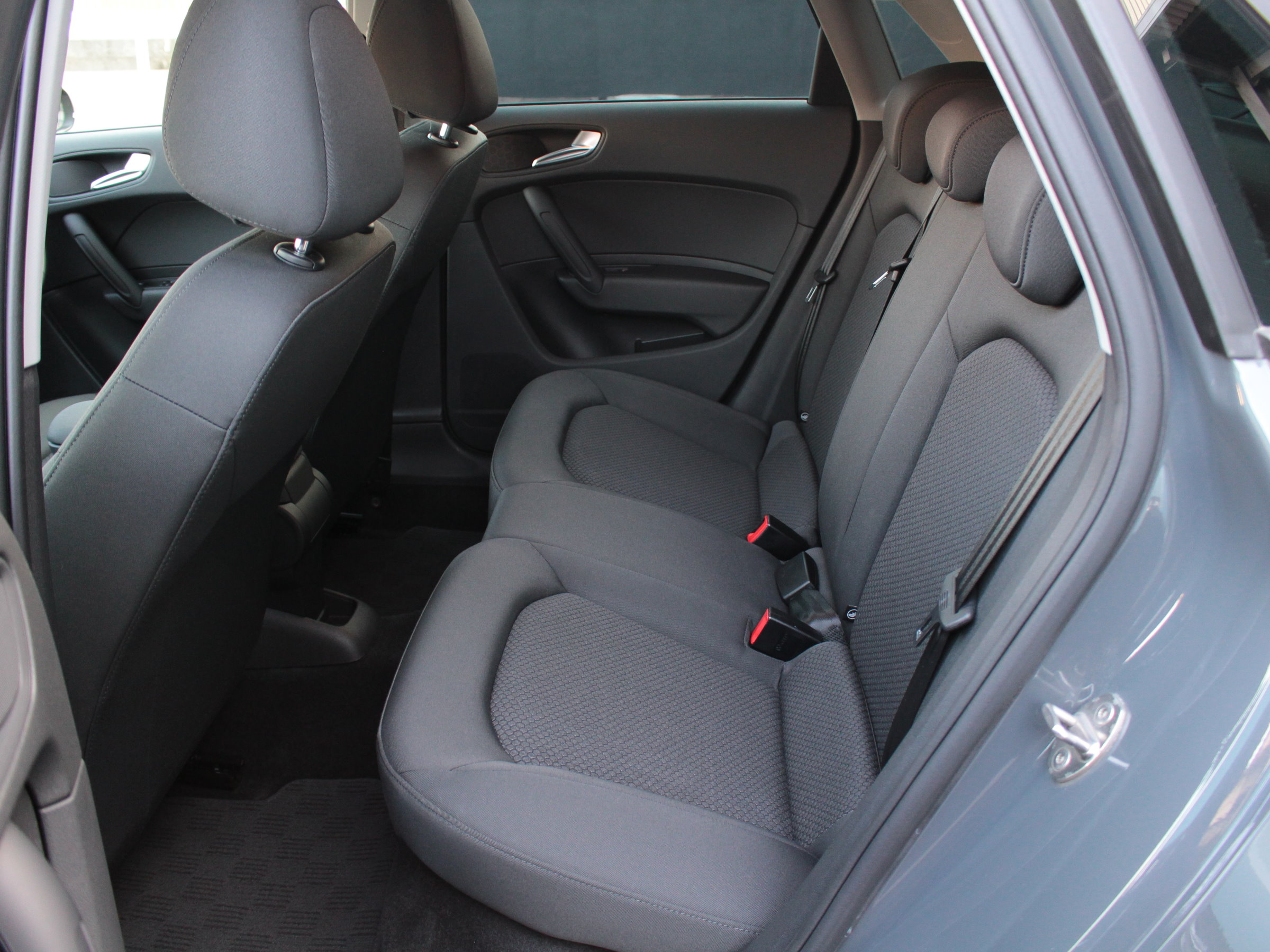 アウディ　Ａ１スポーツバック　１．０ＴＦＳＩ