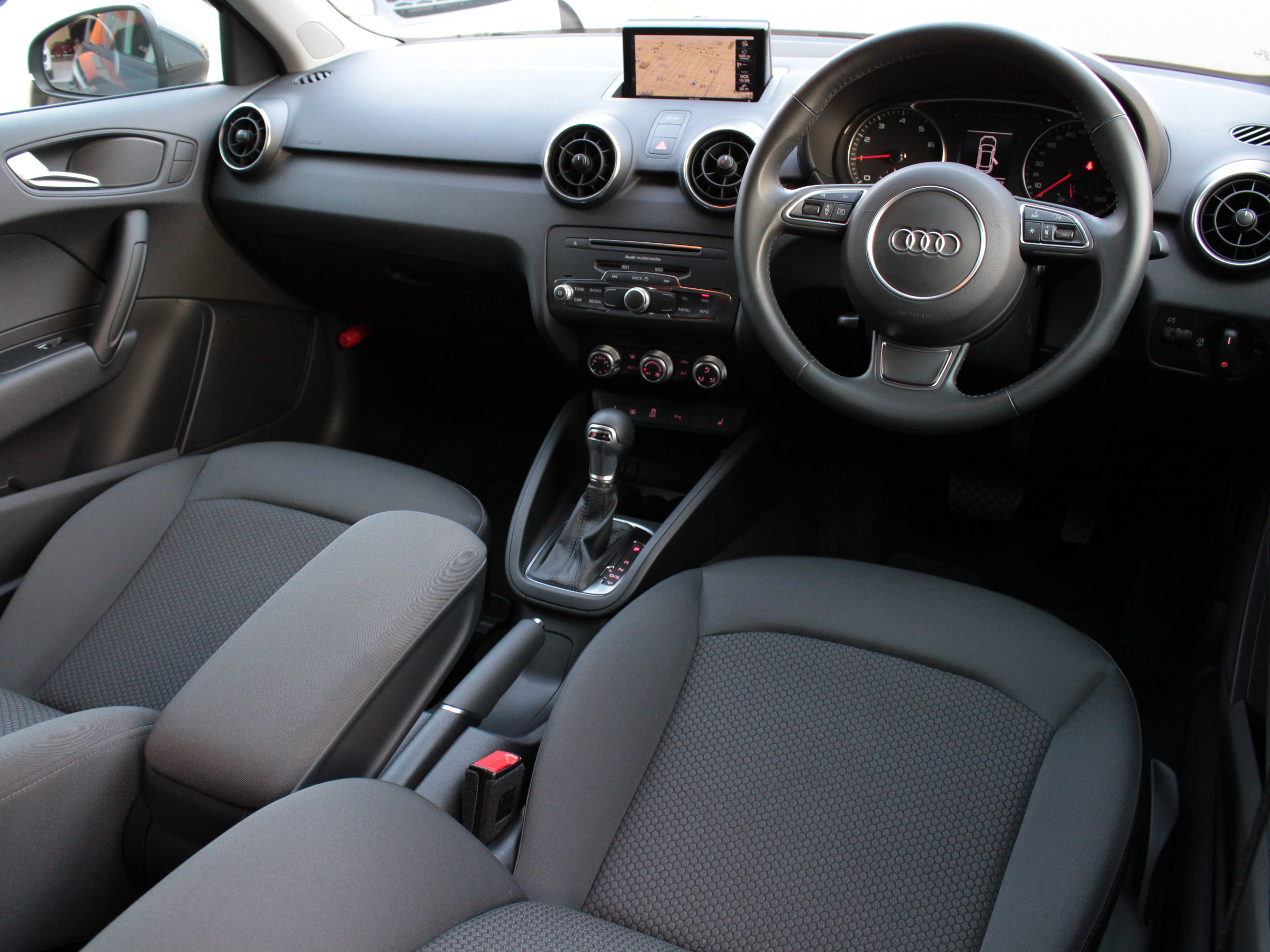 アウディ　Ａ１スポーツバック　１．０ＴＦＳＩ
