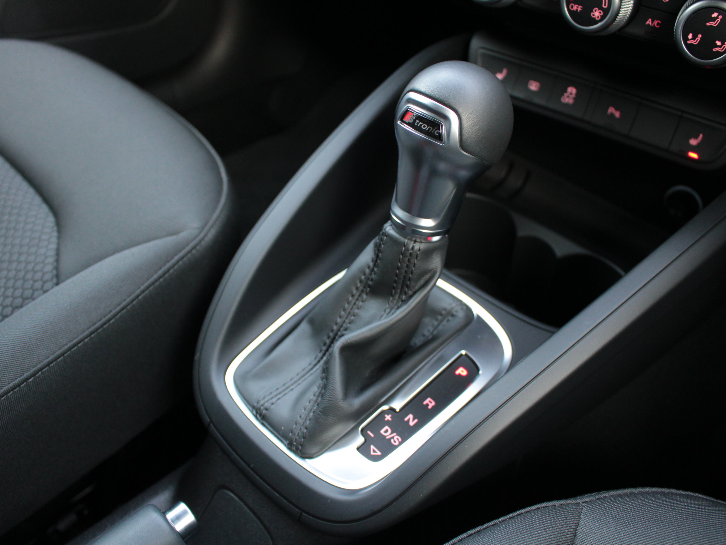 アウディ　Ａ１スポーツバック　１．０ＴＦＳＩ