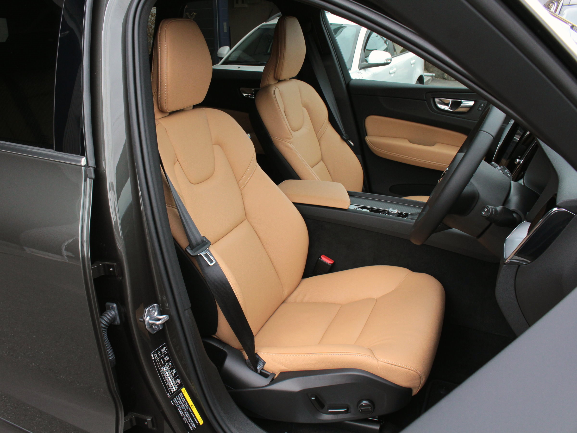 ボルボ　ＸＣ６０　Ｄ４　４ＷＤ　モメンタム