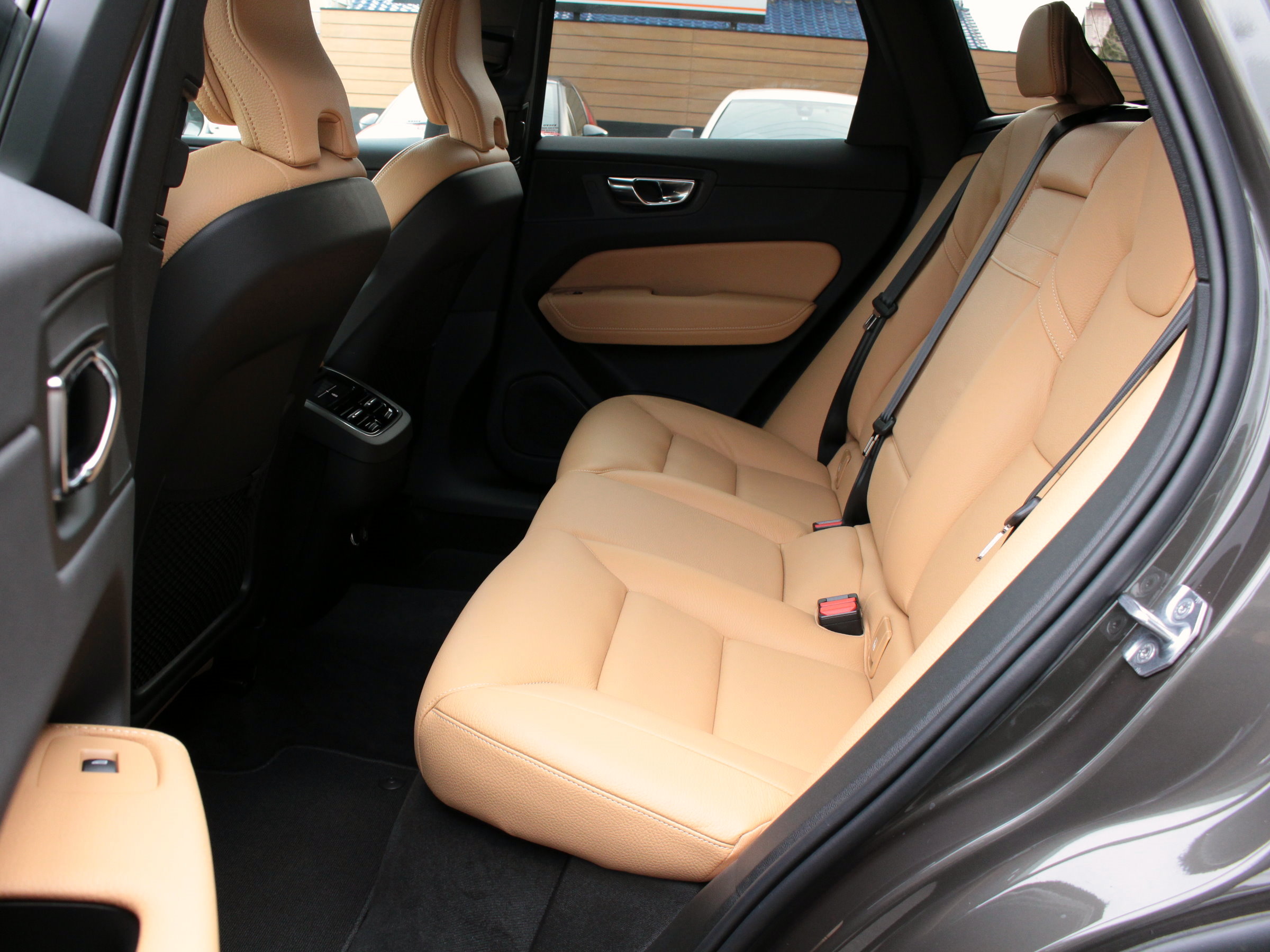 ボルボ　ＸＣ６０　Ｄ４　４ＷＤ　モメンタム
