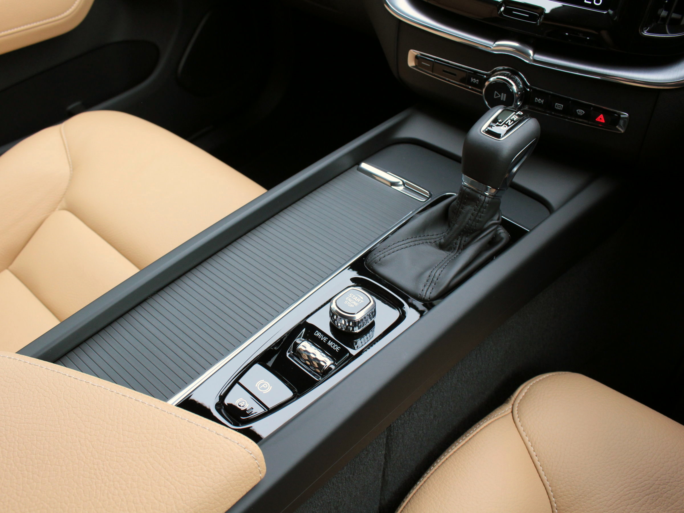 ボルボ　ＸＣ６０　Ｄ４　４ＷＤ　モメンタム