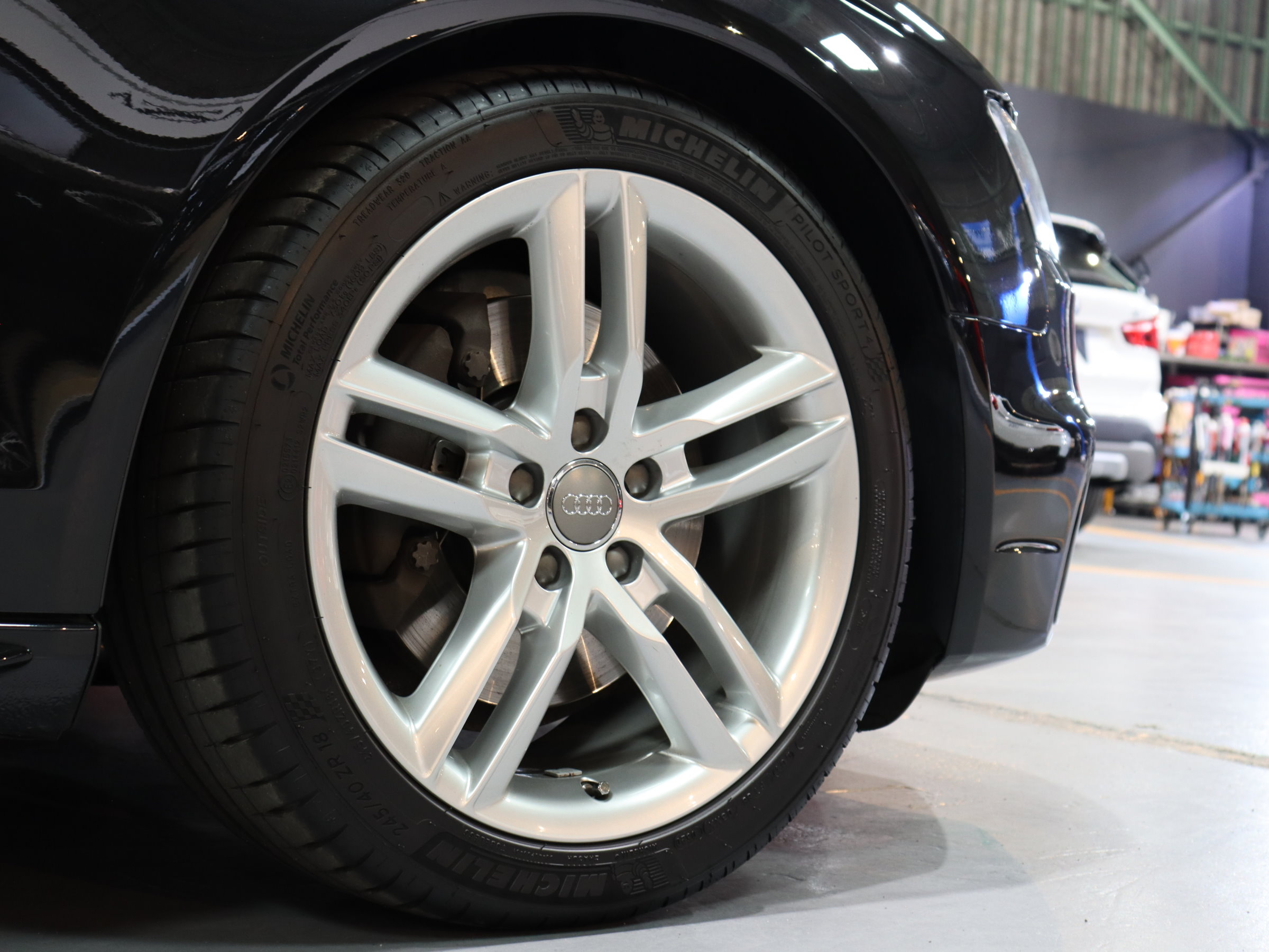 アウディ　Ａ４アバント　２．０ＴＦＳＩ　クワトロ　Ｓラインパッケージ
