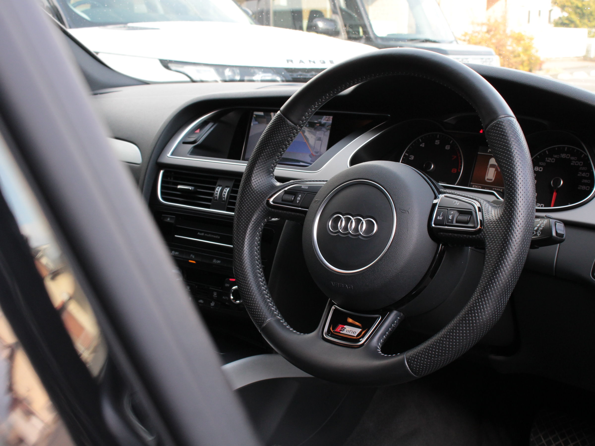 アウディ　Ａ４アバント　２．０ＴＦＳＩ　クワトロ　Ｓラインパッケージ