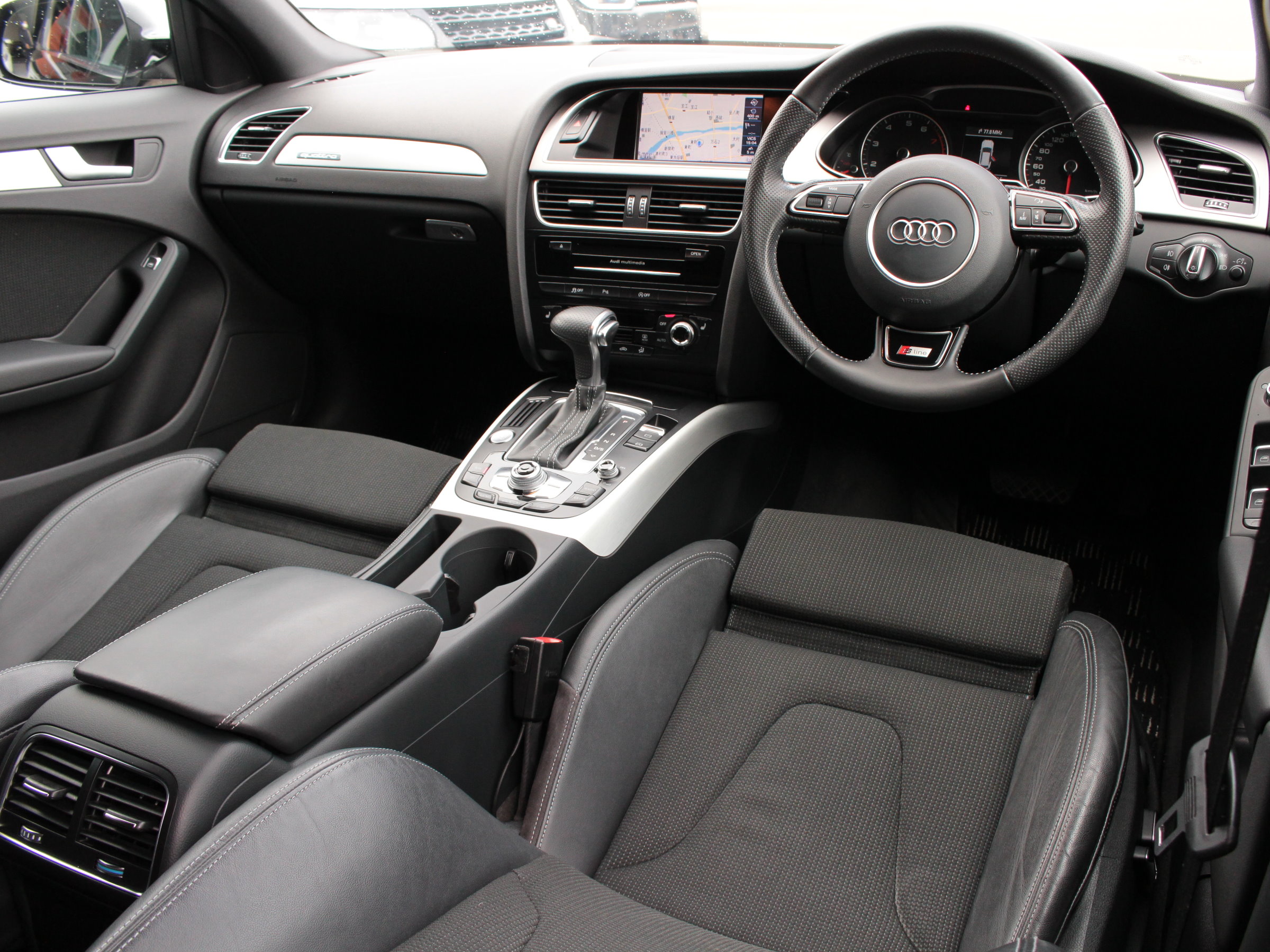アウディ　Ａ４アバント　２．０ＴＦＳＩ　クワトロ　Ｓラインパッケージ