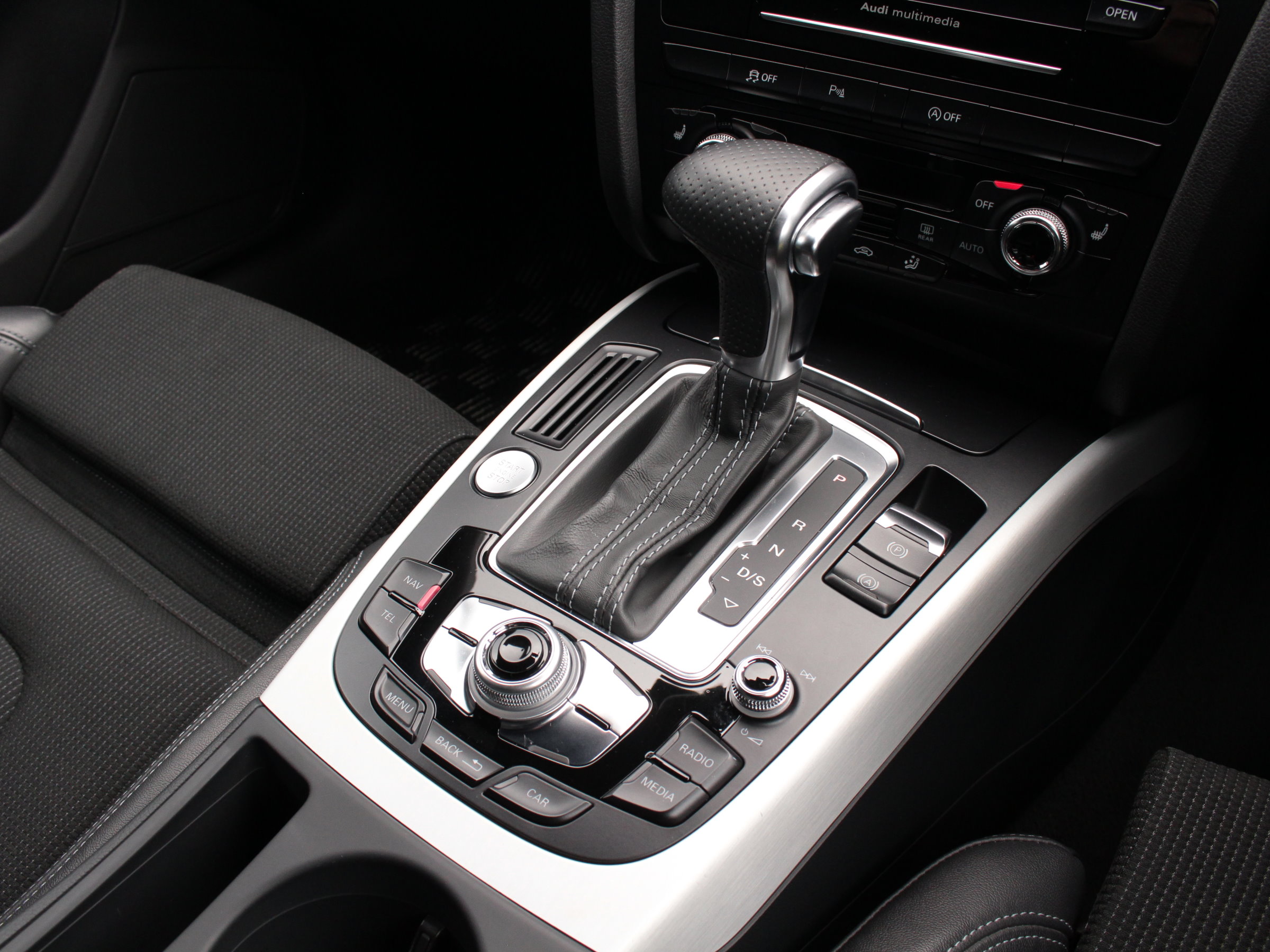 アウディ　Ａ４アバント　２．０ＴＦＳＩ　クワトロ　Ｓラインパッケージ