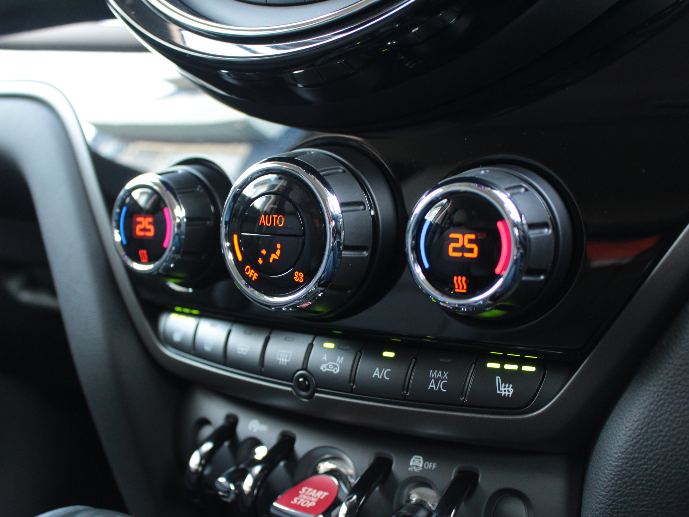 ＢＭＷＭＩＮＩ　クーパーＤ　クロスオーバー　オール４