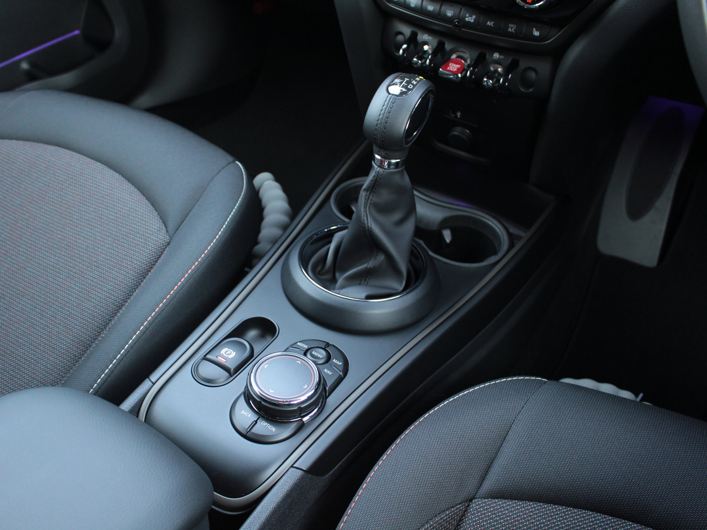ＢＭＷＭＩＮＩ　クーパーＤ　クロスオーバー　オール４