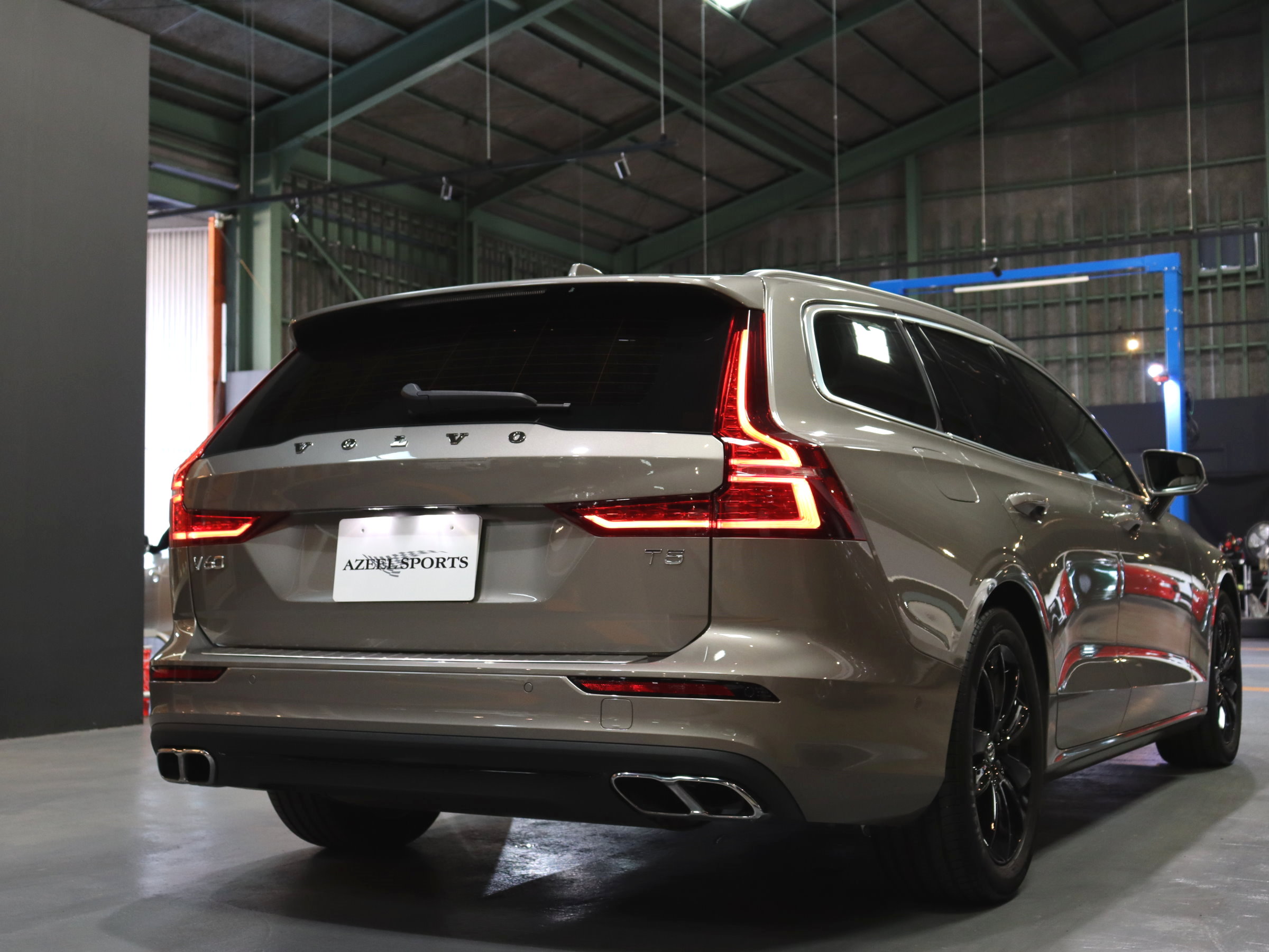 ボルボ　Ｖ６０　Ｔ５　モメンタム