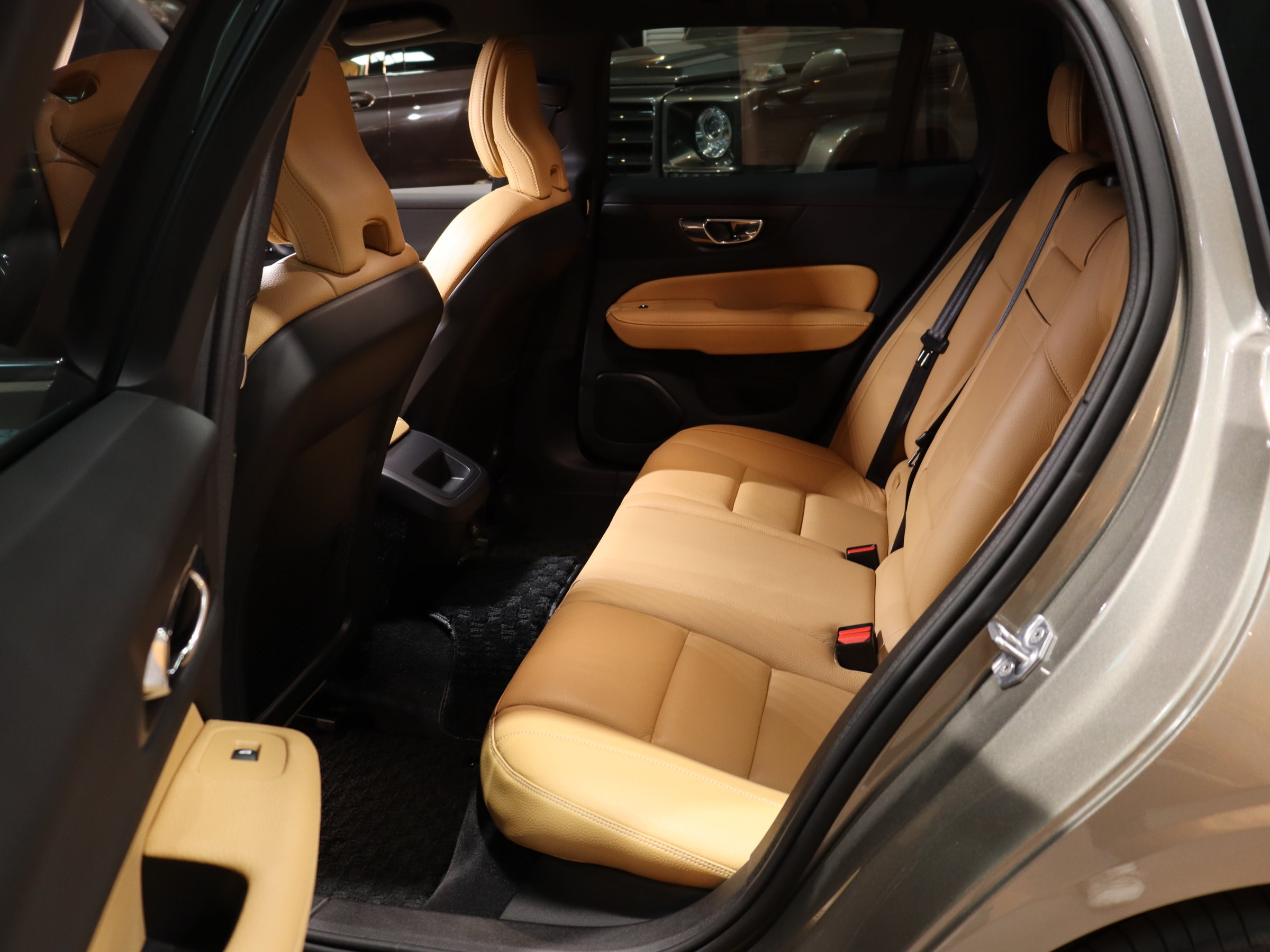 ボルボ　Ｖ６０　Ｔ５　モメンタム