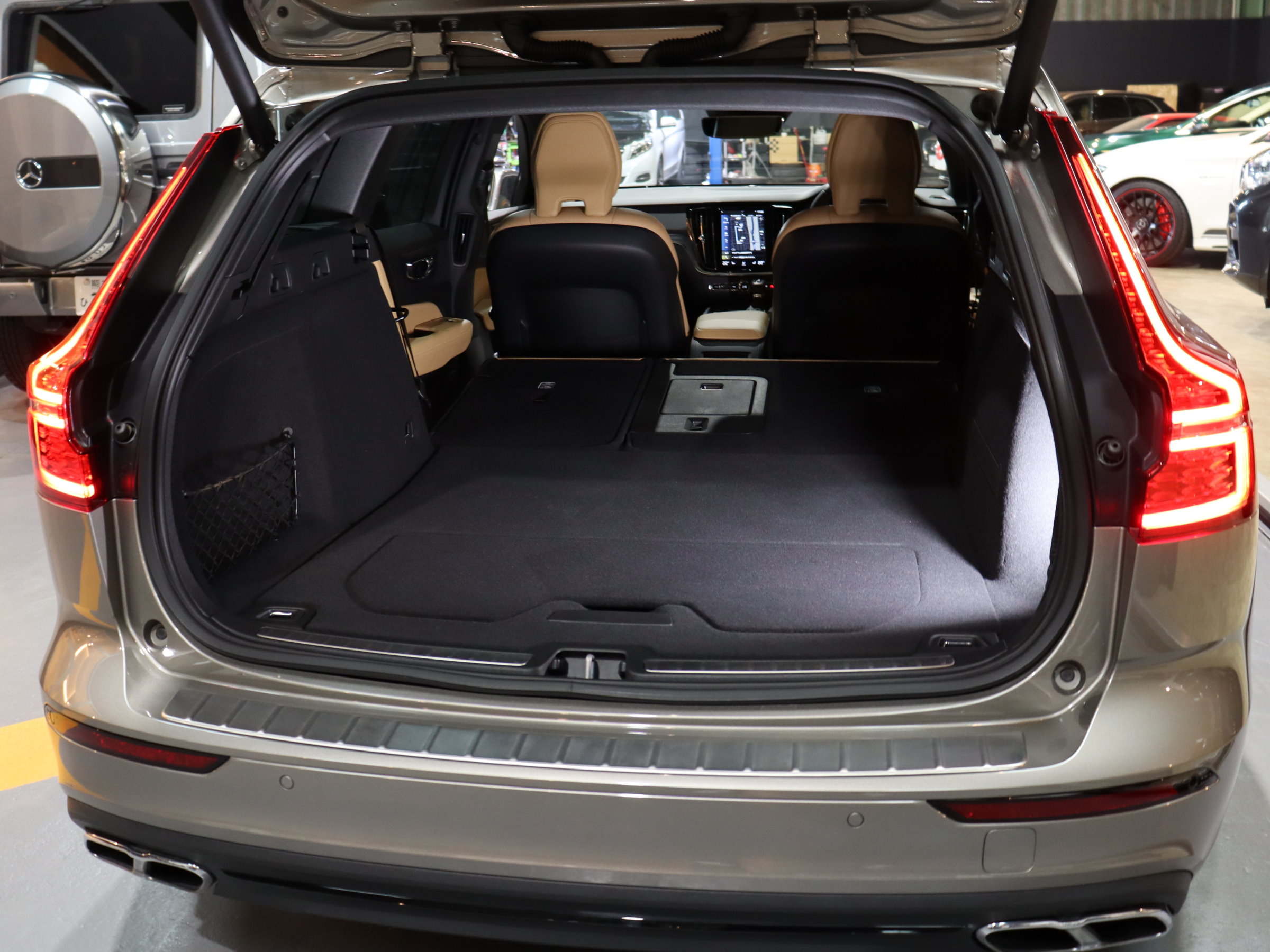 ボルボ　Ｖ６０　Ｔ５　モメンタム