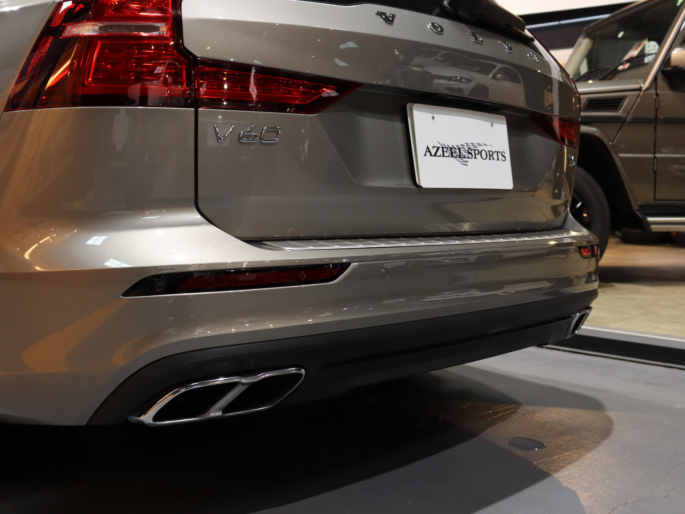 ボルボ　Ｖ６０　Ｔ５　モメンタム