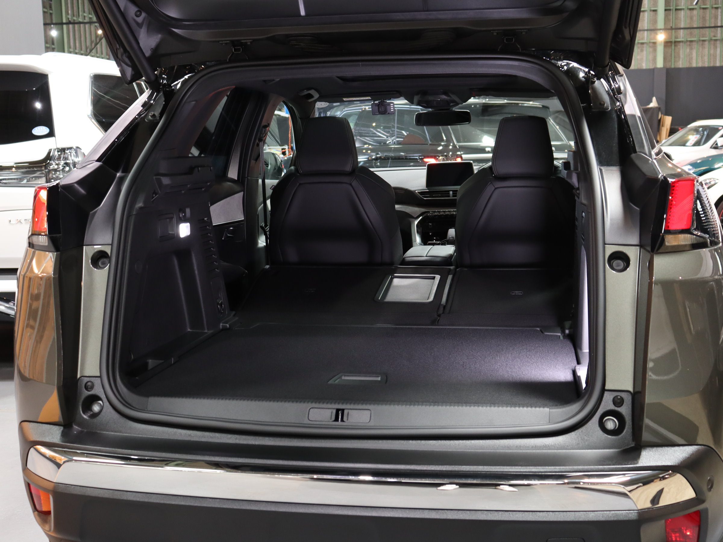 プジョー　３００８　ＧＴブルー　ＨＤｉ　ファーストクラスＰＫＧ