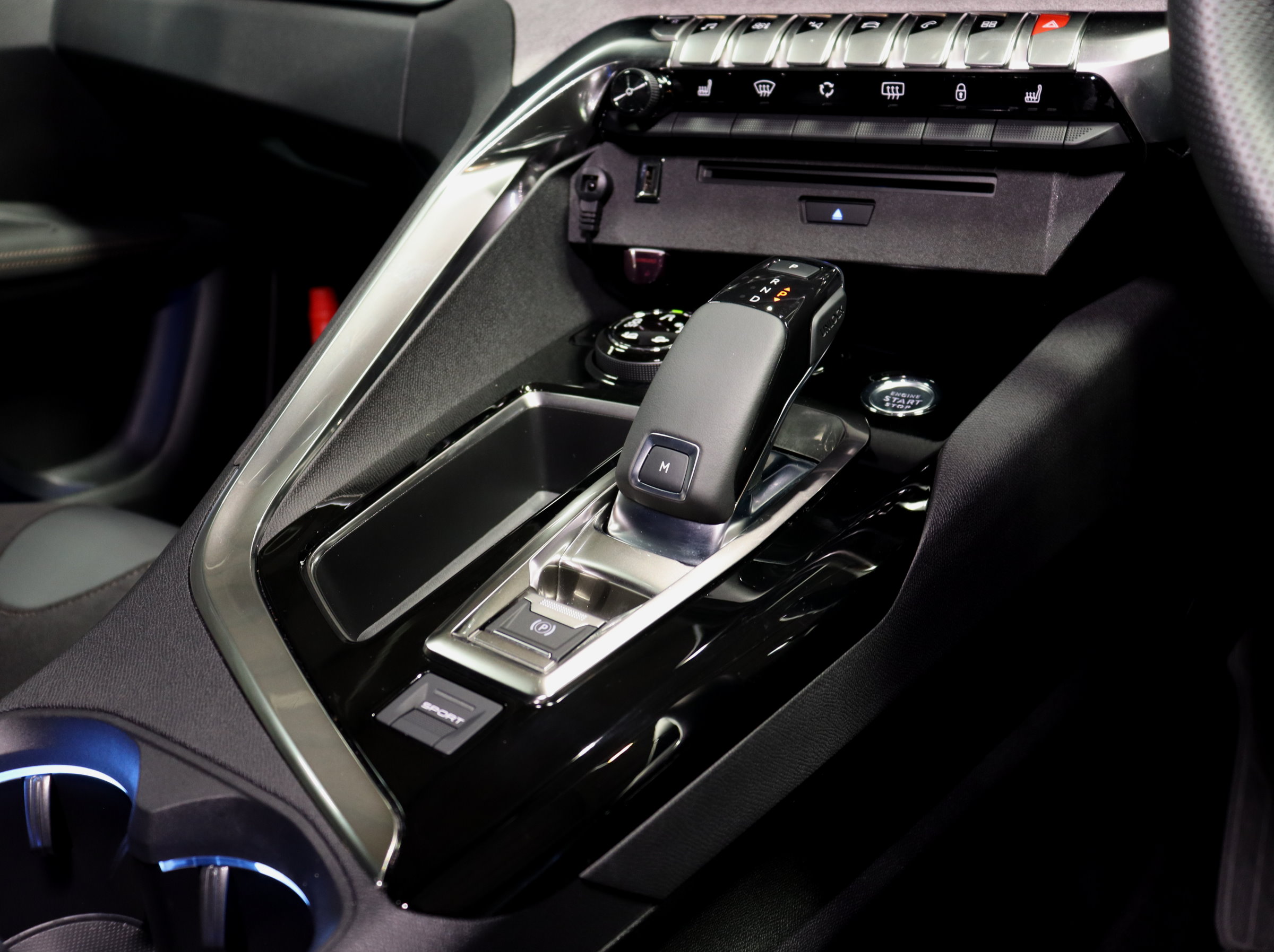 プジョー　３００８　ＧＴブルー　ＨＤｉ　ファーストクラスＰＫＧ