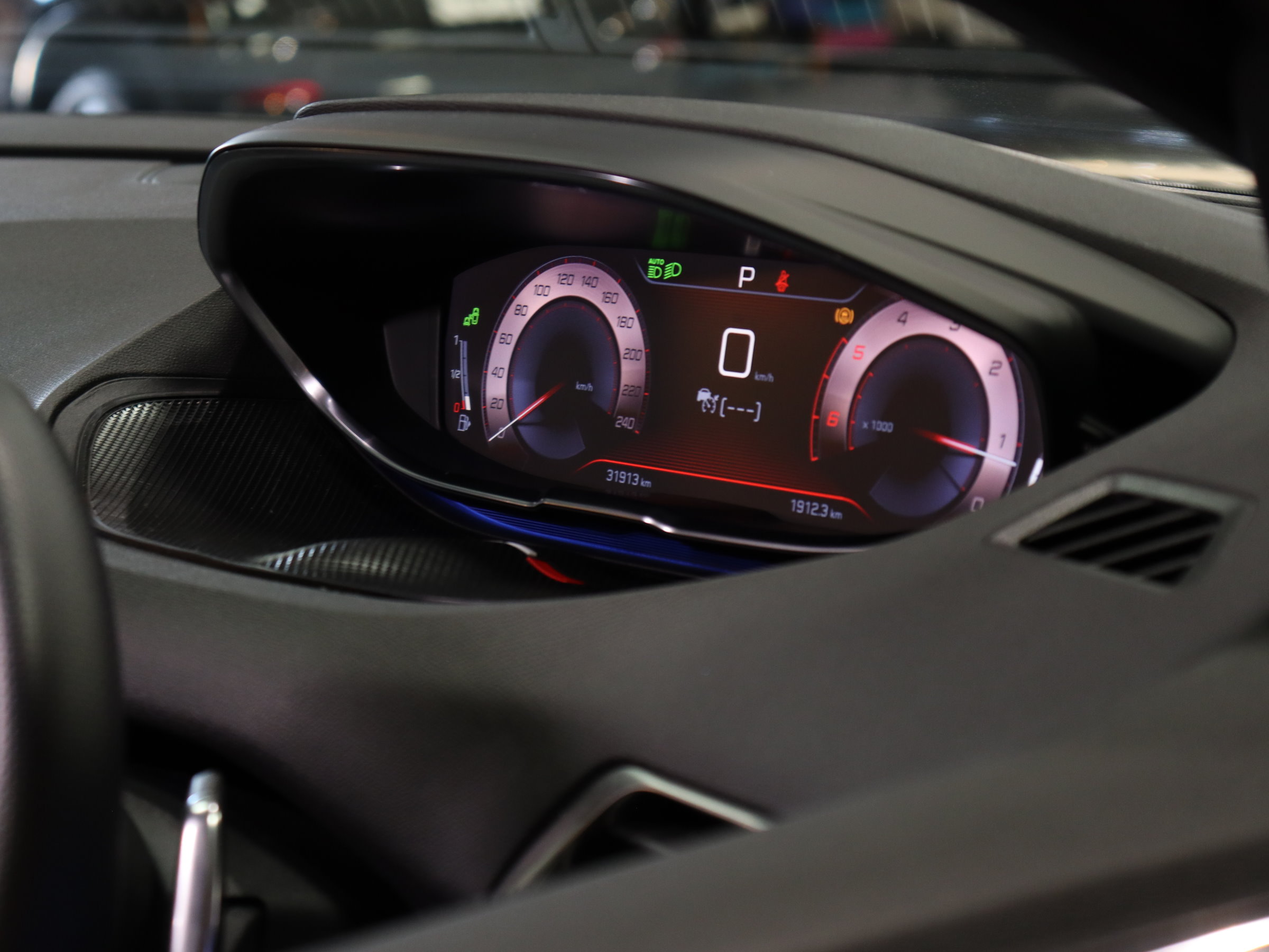 プジョー　３００８　ＧＴブルー　ＨＤｉ　ファーストクラスＰＫＧ