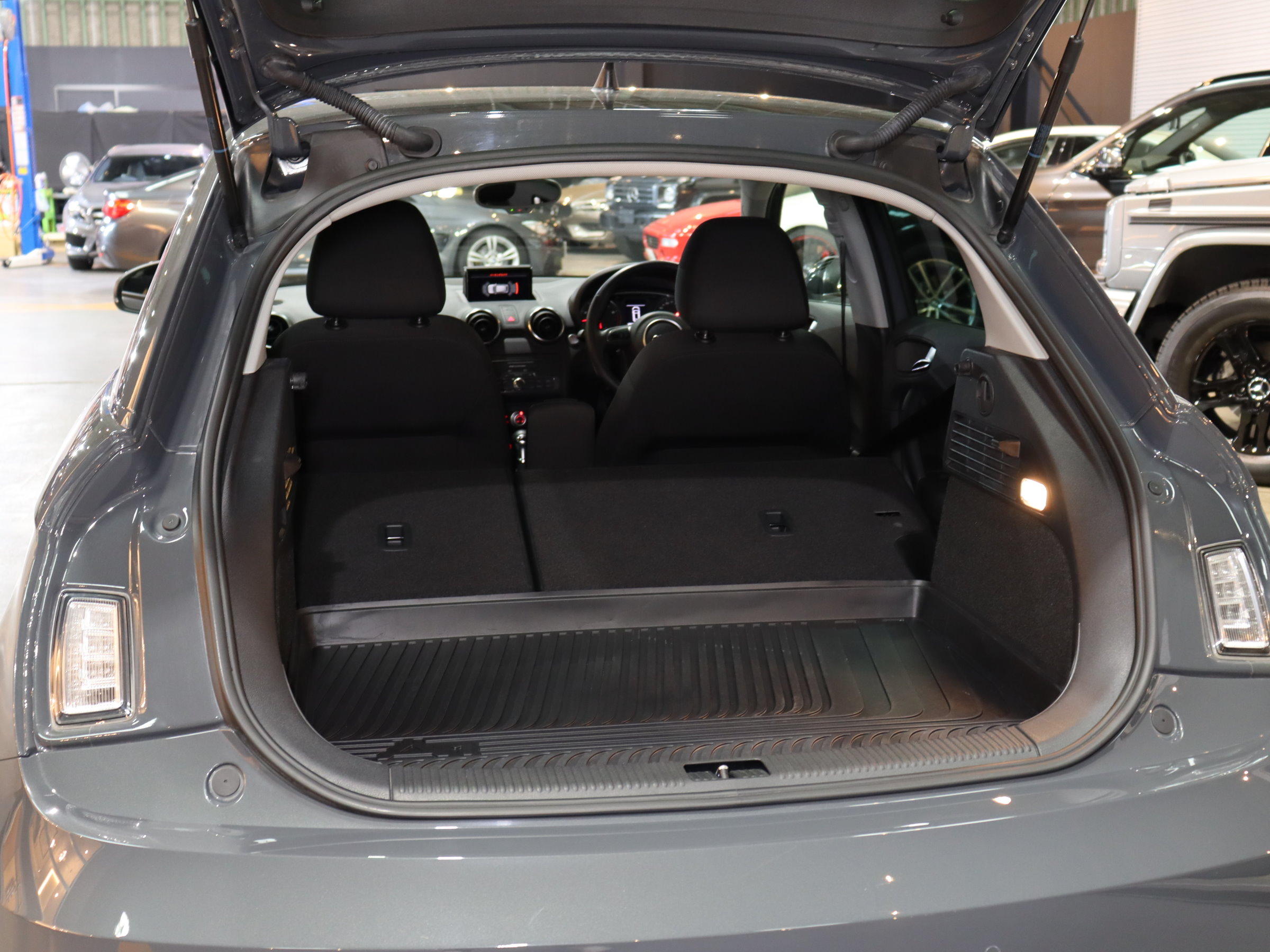 アウディ　Ａ１スポーツバック　１．０ＴＦＳＩ