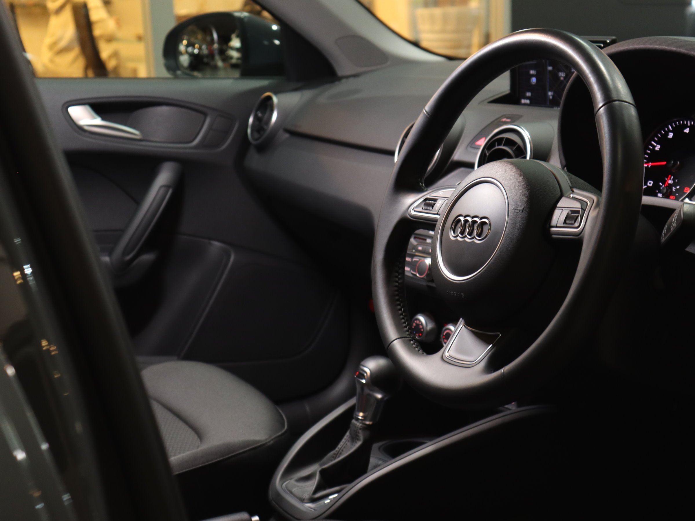 アウディ　Ａ１スポーツバック　１．０ＴＦＳＩ