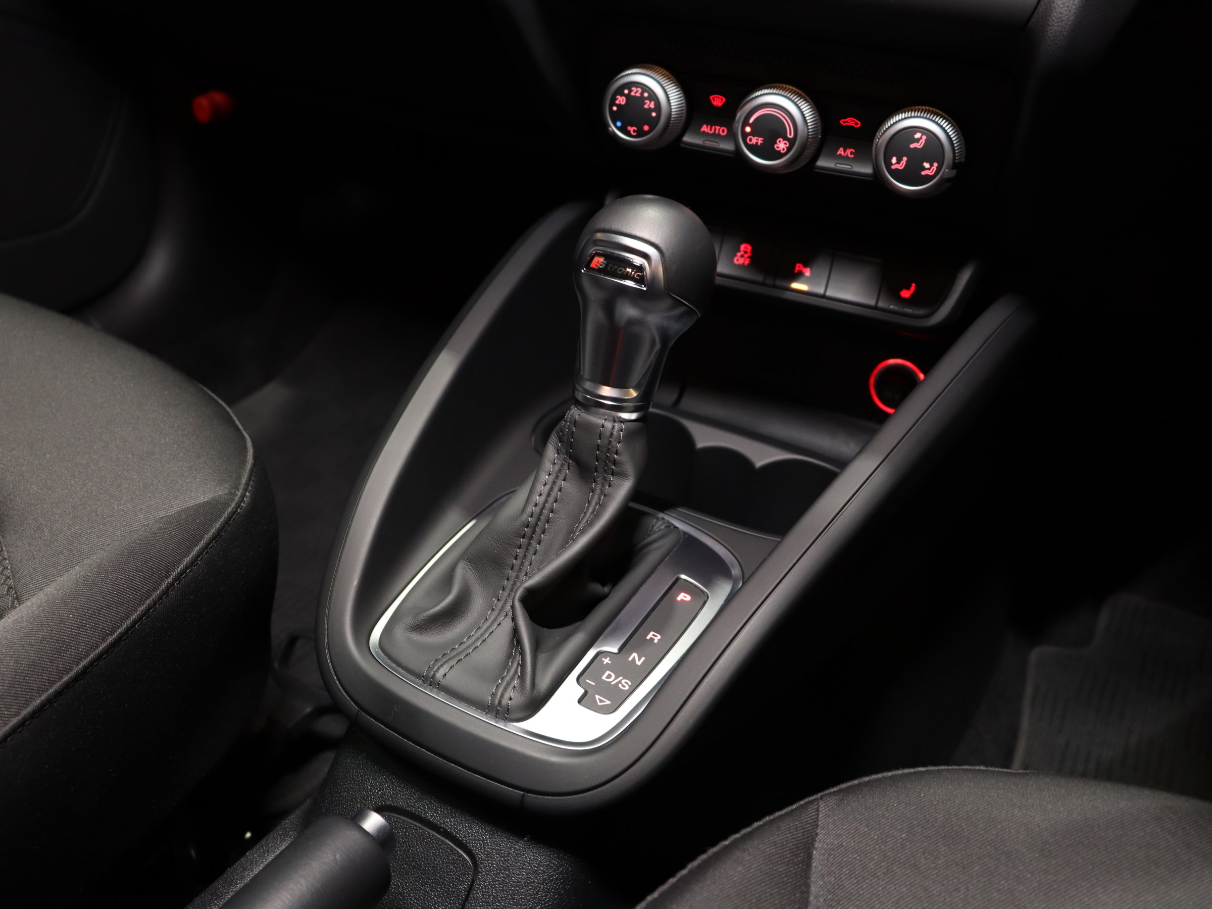 アウディ　Ａ１スポーツバック　１．０ＴＦＳＩ