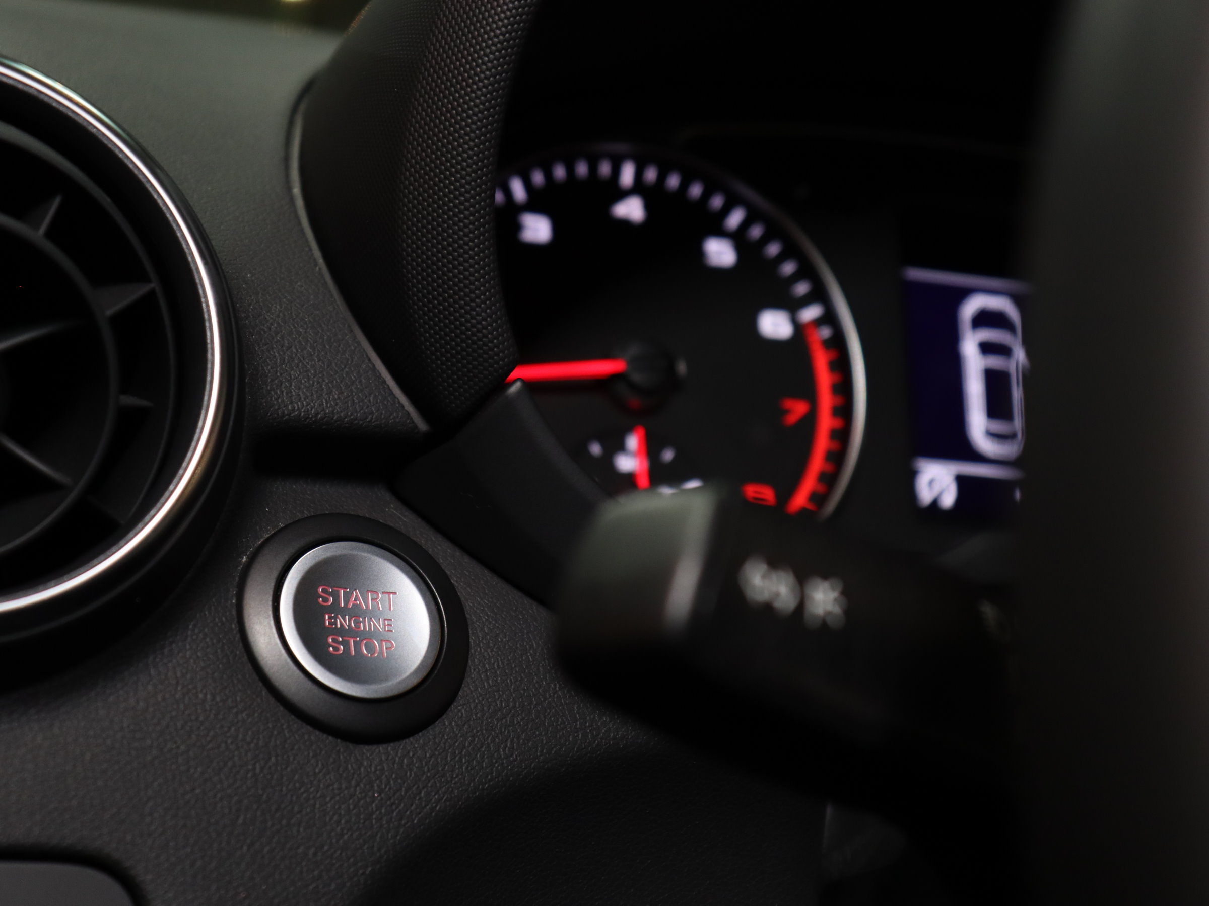 アウディ　Ａ１スポーツバック　１．０ＴＦＳＩ