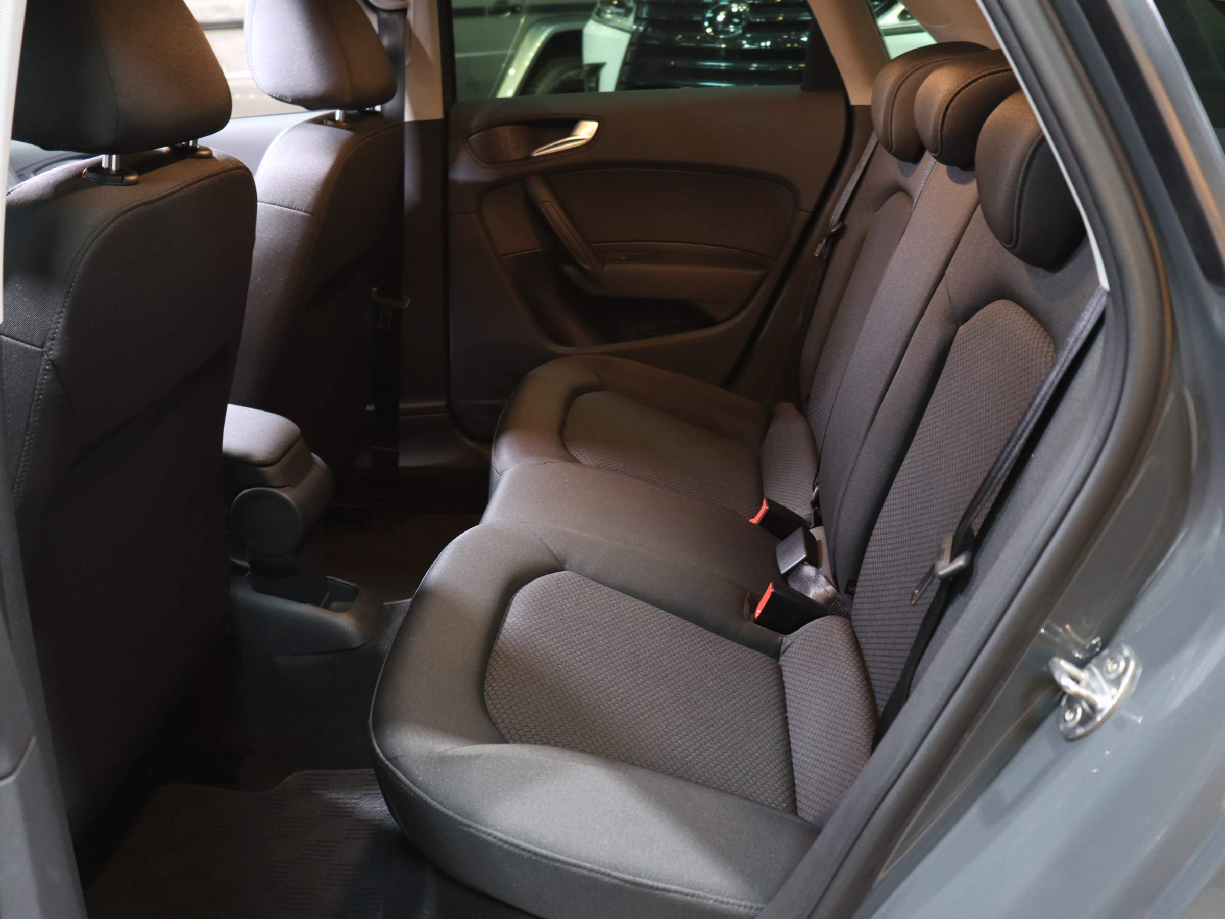 アウディ　Ａ１スポーツバック　１．０ＴＦＳＩ