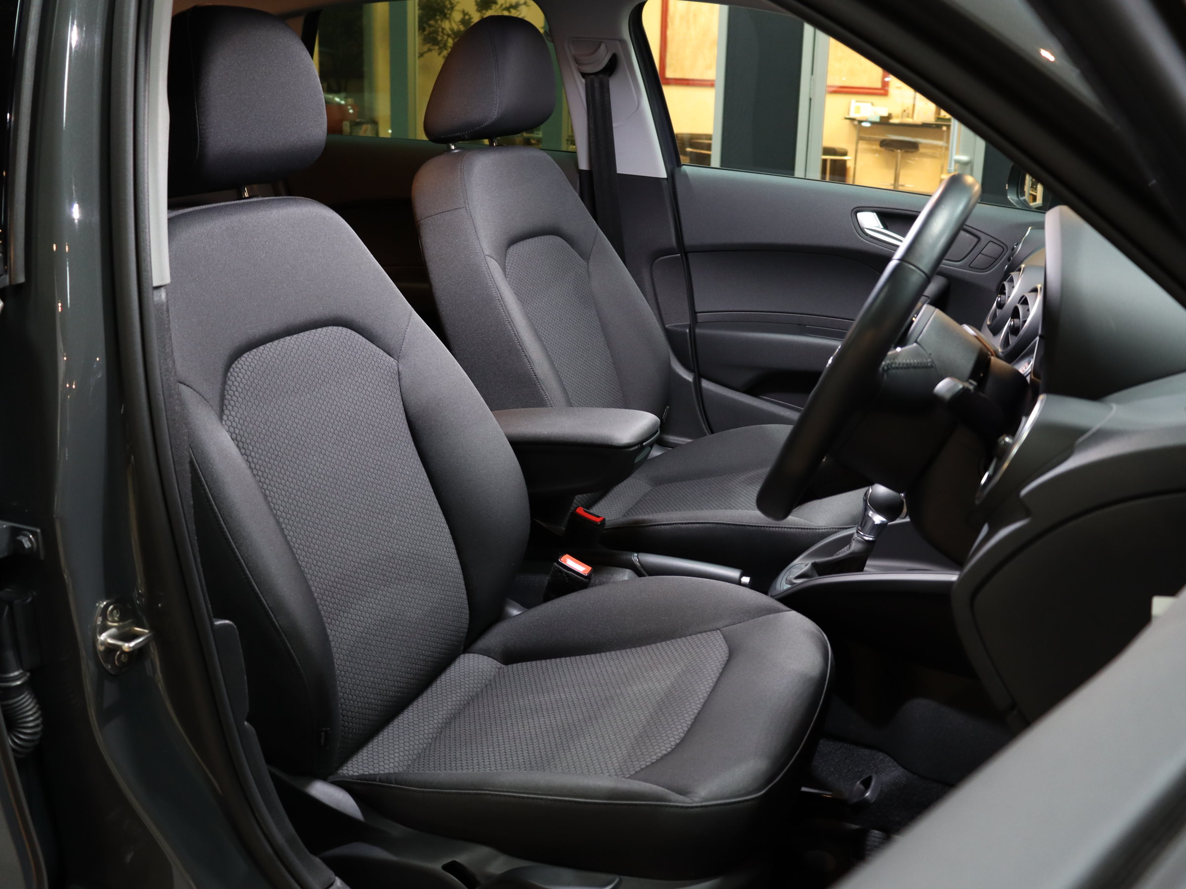 アウディ　Ａ１スポーツバック　１．０ＴＦＳＩ