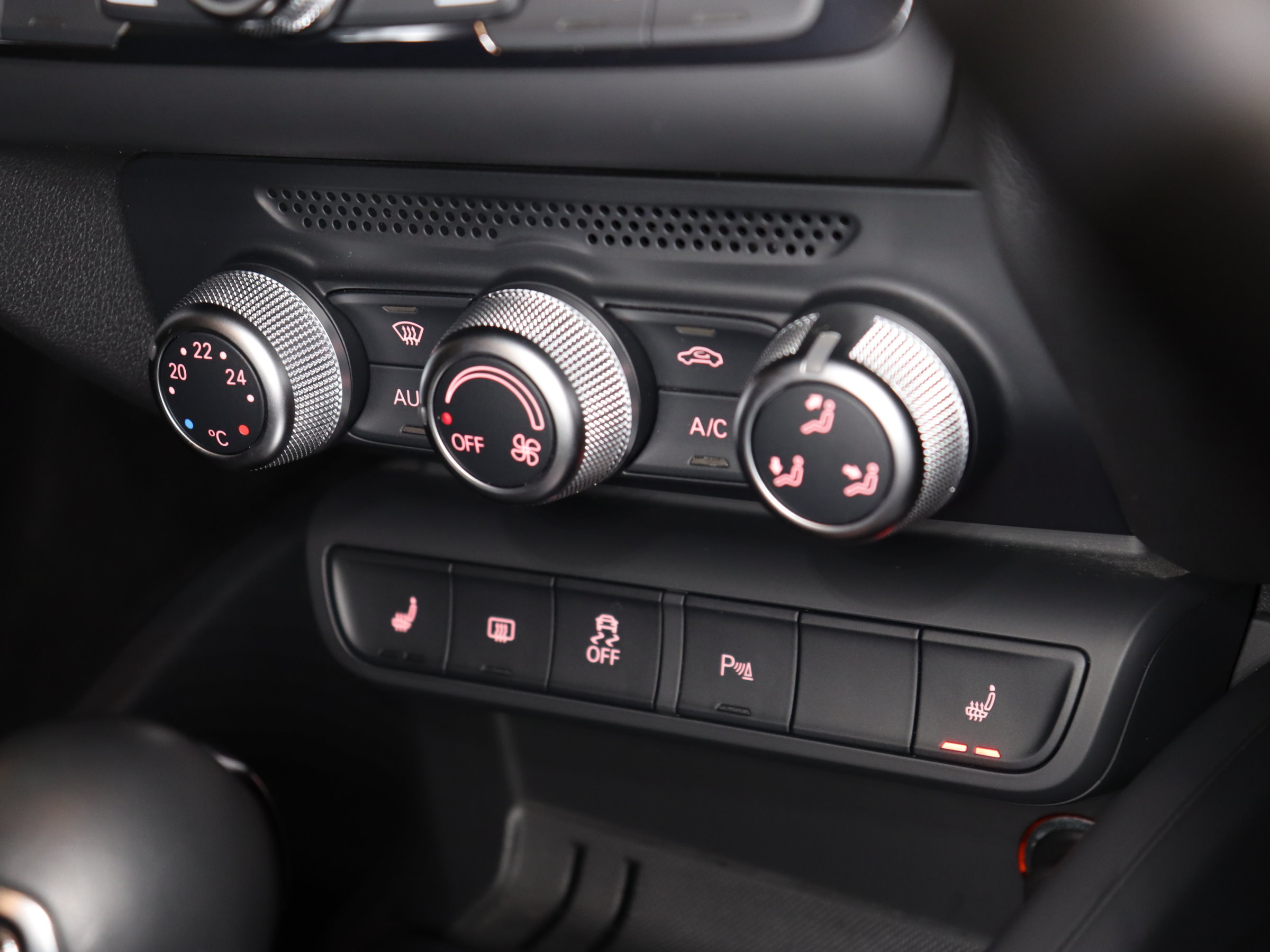 アウディ　Ａ１スポーツバック　１．０ＴＦＳＩ