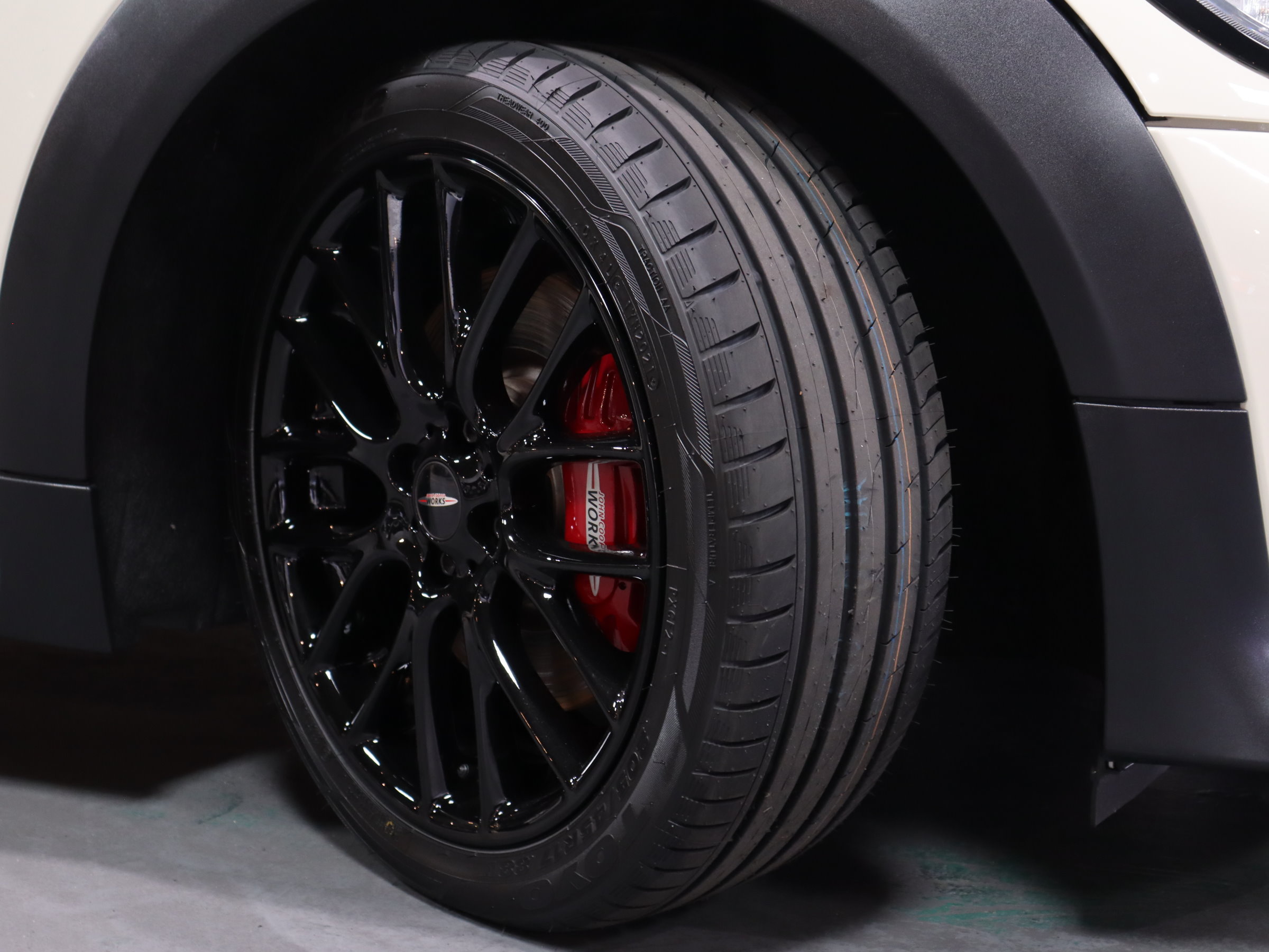 ＢＭＷ　ＭＩＮＩ　ジョン・クーパー・ワークス　（６速ＭT）