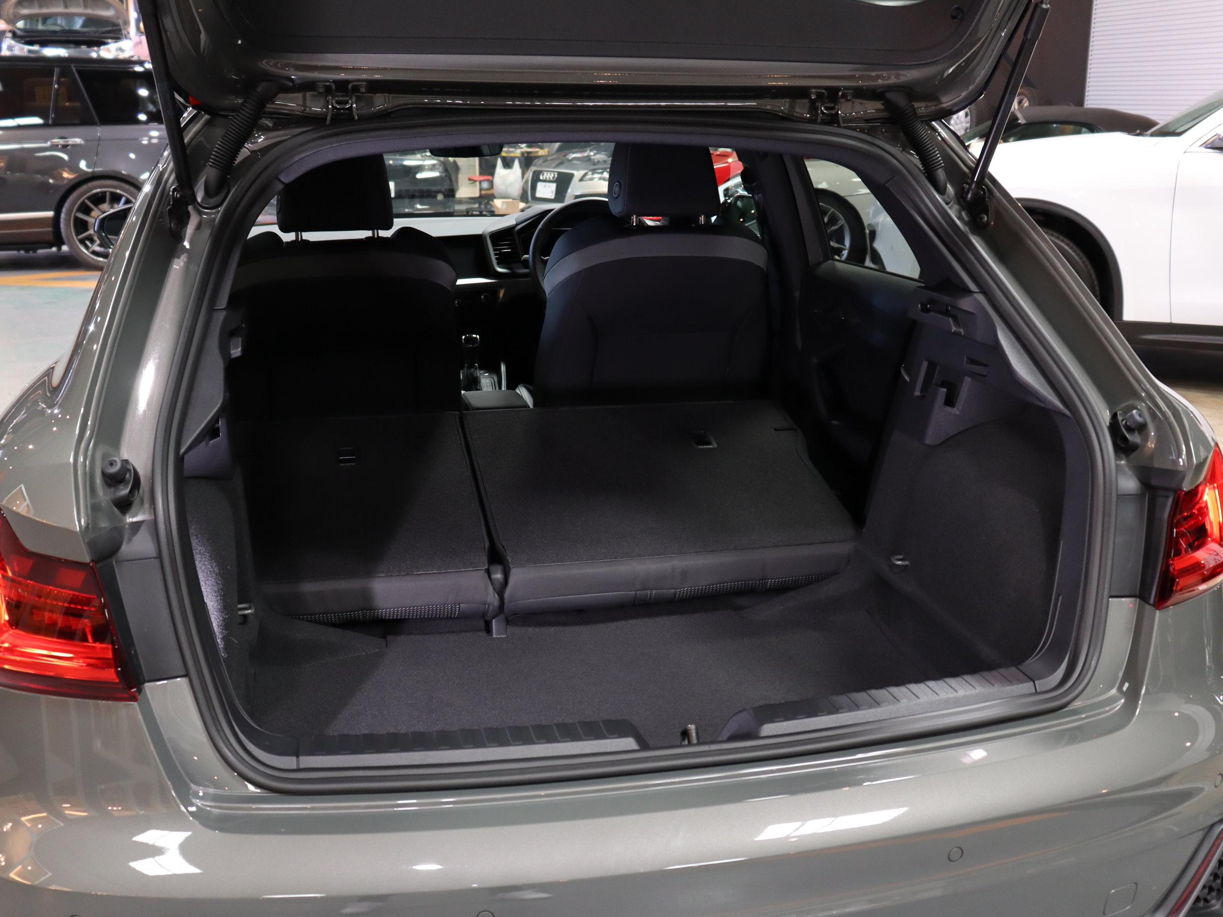 アウディ　Ａ１スポーツバック　３５ＴＦＳＩ　Ｓライン