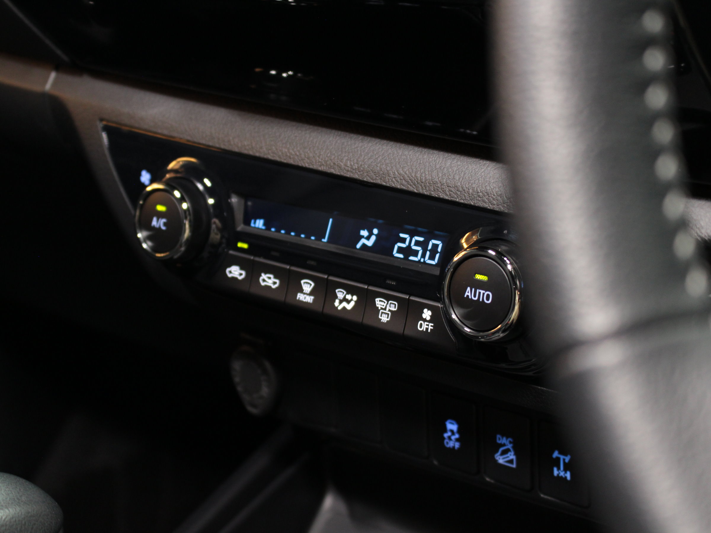 トヨタ　ハイラックス　２．４　Ｚ　ブラックラリーエディション