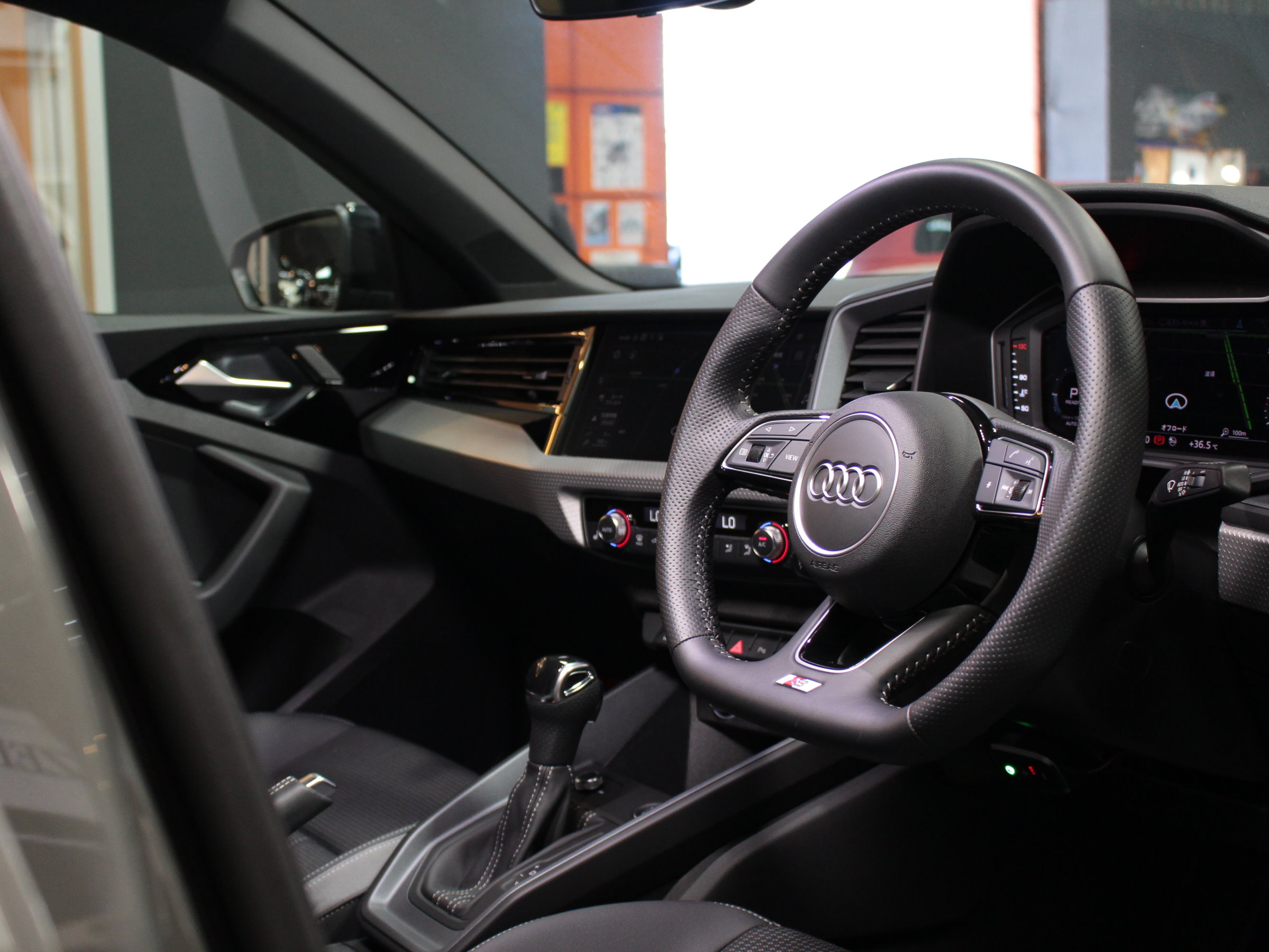 アウディ　Ａ１スポーツバック　３５ＴＦＳＩ　Ｓライン