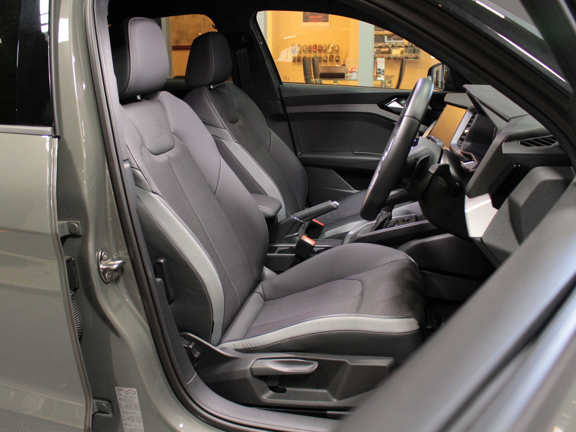 アウディ　Ａ１スポーツバック　３５ＴＦＳＩ　Ｓライン
