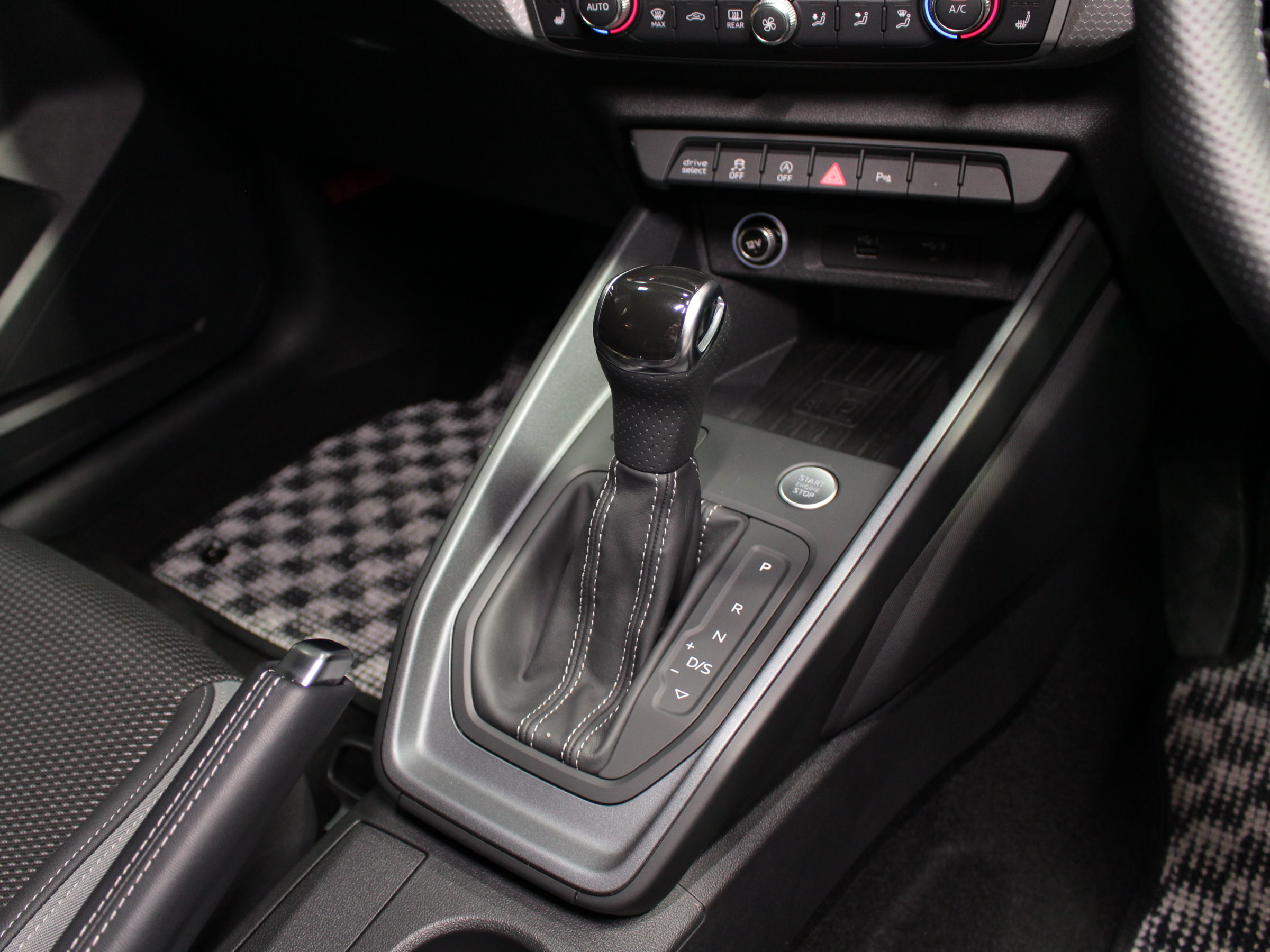 アウディ　Ａ１スポーツバック　３５ＴＦＳＩ　Ｓライン