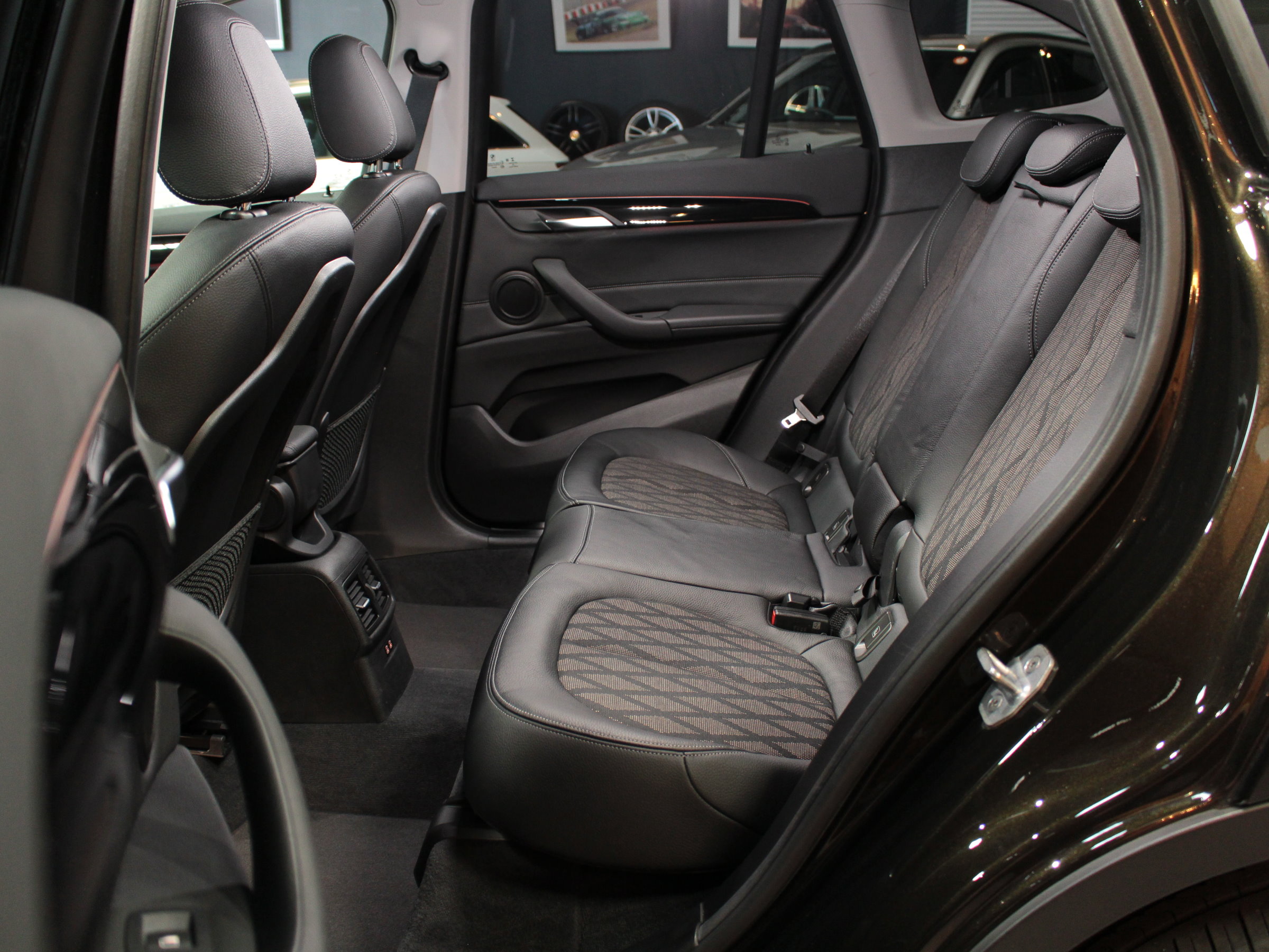 ＢＭＷ　Ｘ１　ｘＤｒｉｖｅ　１８ｄ　Ｘライン