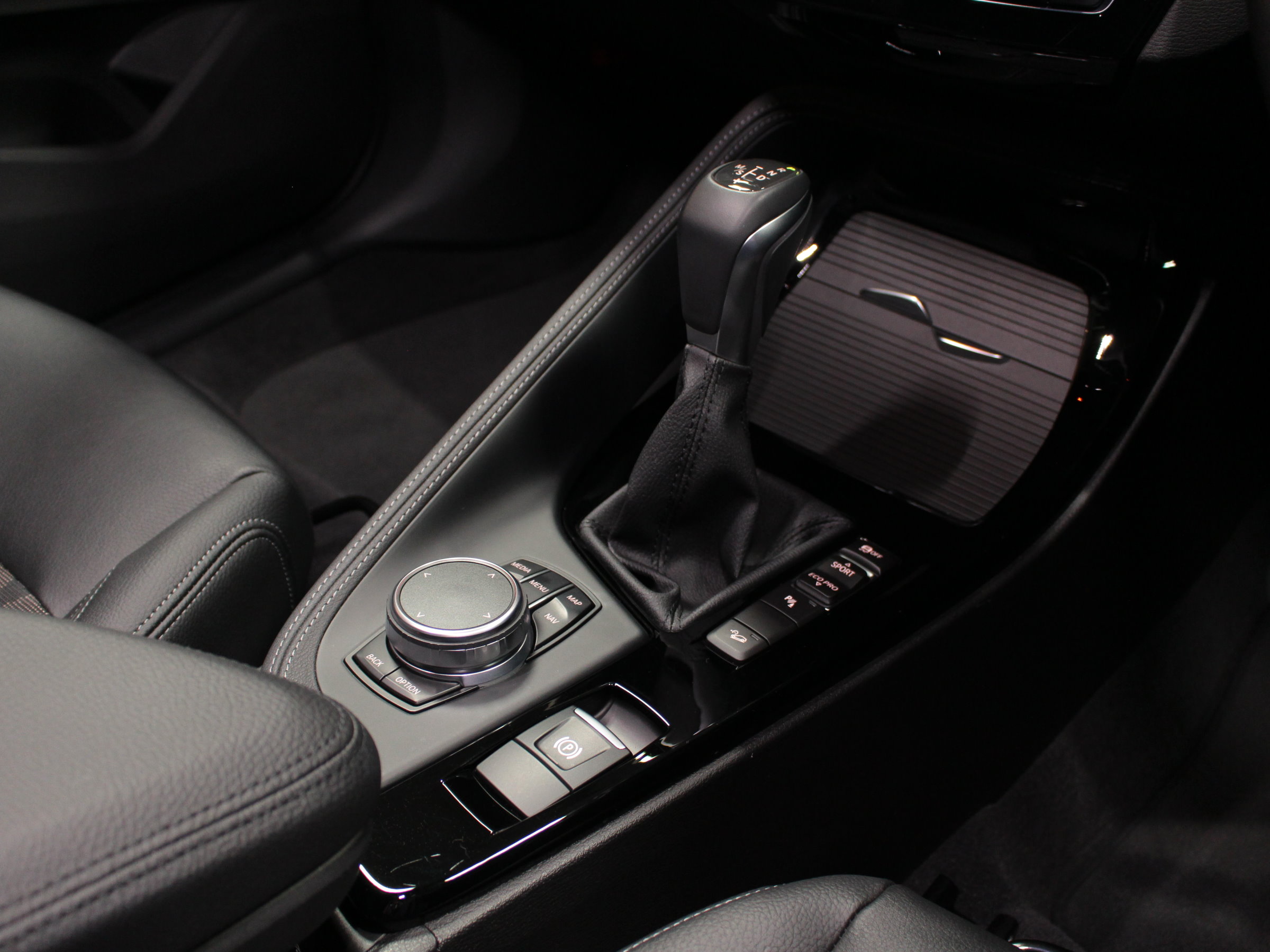 ＢＭＷ　Ｘ１　ｘＤｒｉｖｅ　１８ｄ　Ｘライン
