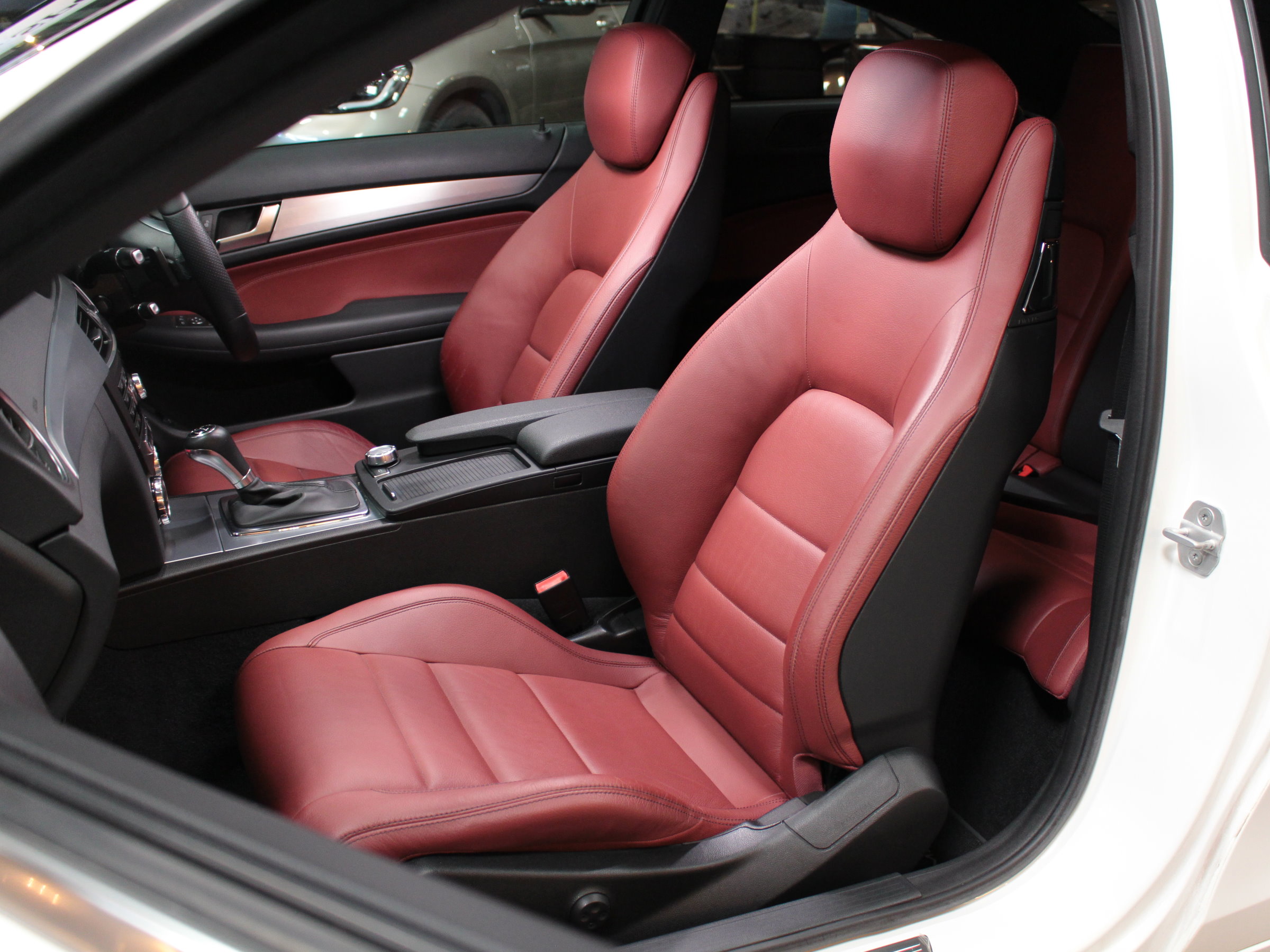 メルセデスベンツ　Ｃ１８０　クーペ　Ｂ－ＥＦＦＩＣＩＥＮＣＹ　ＡＭＧスポーツＰＫＧ