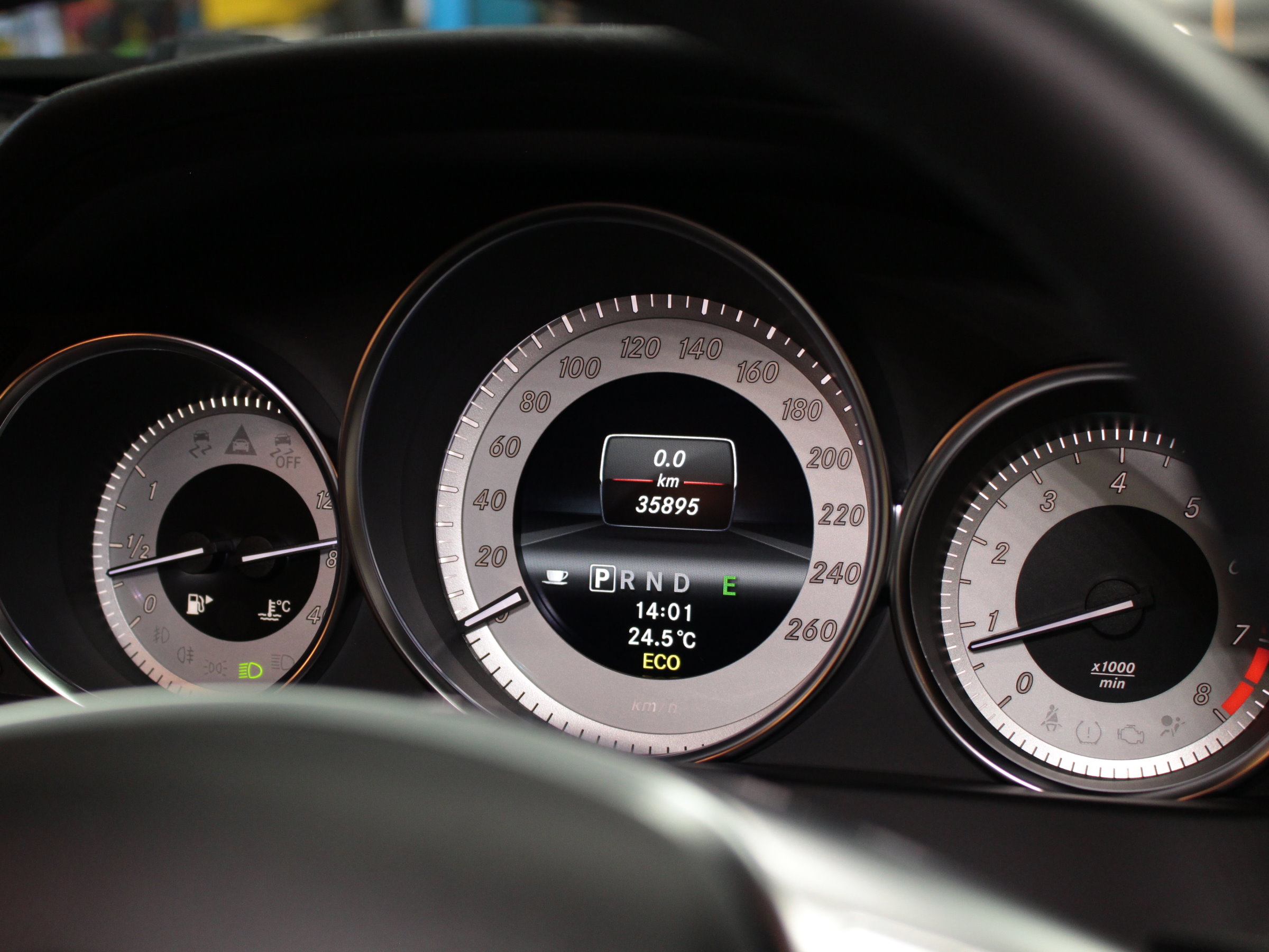 メルセデスベンツ　Ｃ１８０　クーペ　Ｂ－ＥＦＦＩＣＩＥＮＣＹ　ＡＭＧスポーツＰＫＧ