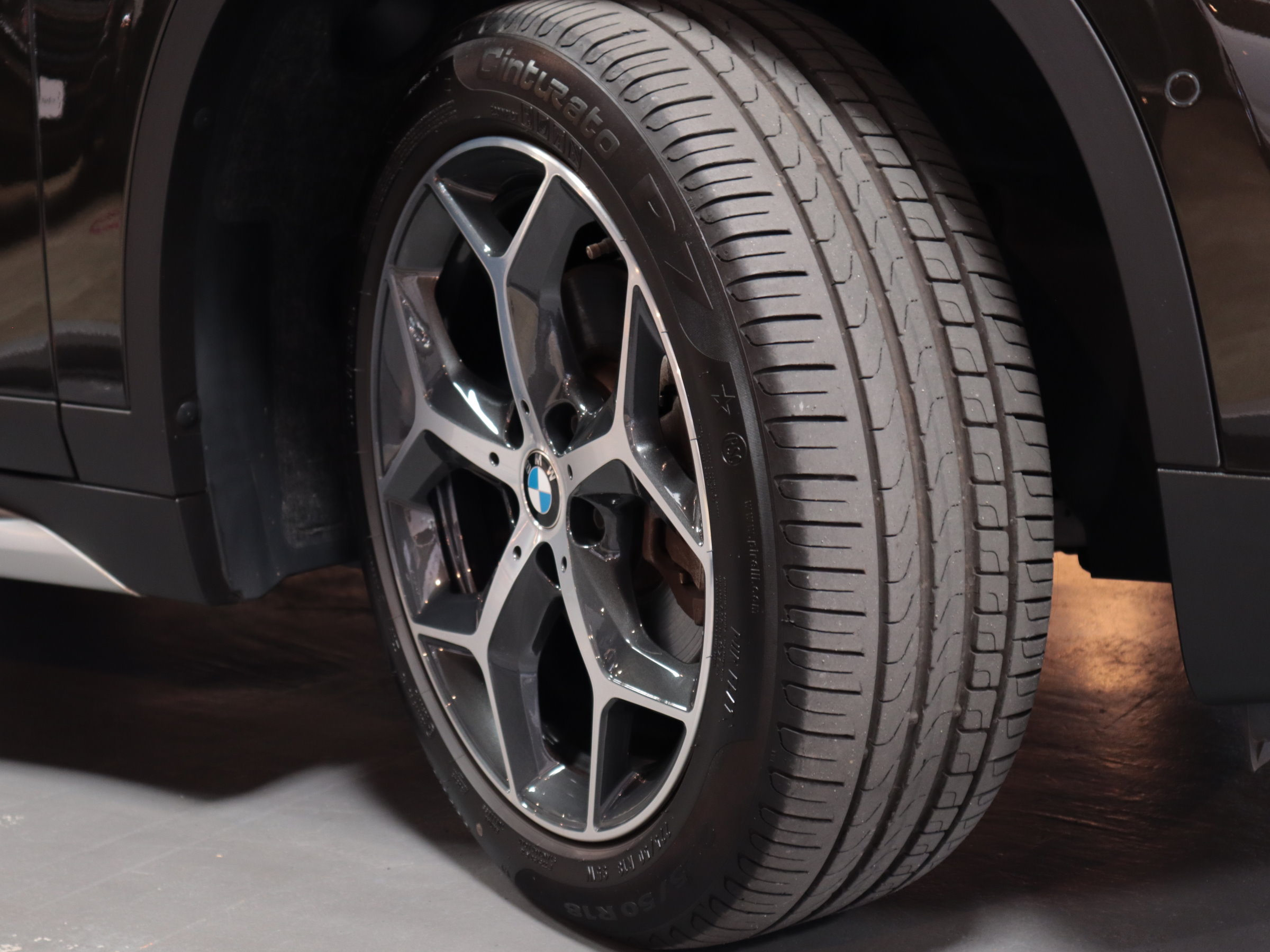 ＢＭＷ　Ｘ１　ｘＤｒｉｖｅ　１８ｄ　Ｘライン