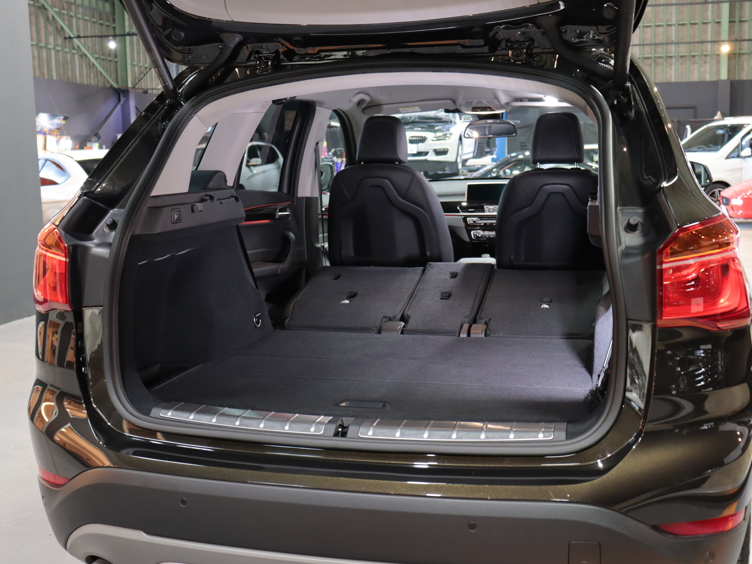 ＢＭＷ　Ｘ１　ｘＤｒｉｖｅ　１８ｄ　Ｘライン